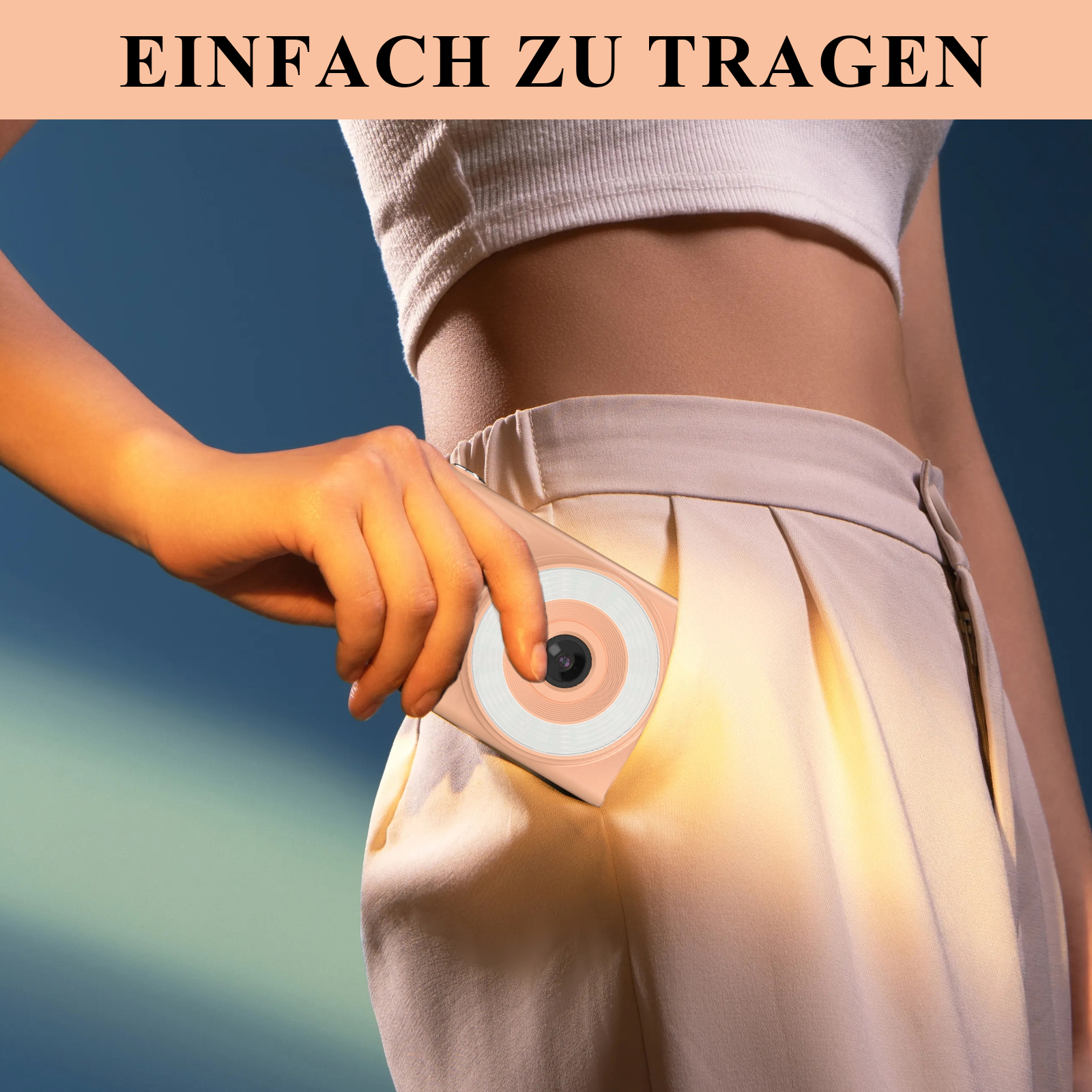 Eine Person hält eine Kamera in der Tasche. Die Szene wird von warmem Licht beleuchtet, der Hintergrund ist ein Blauverlauf.