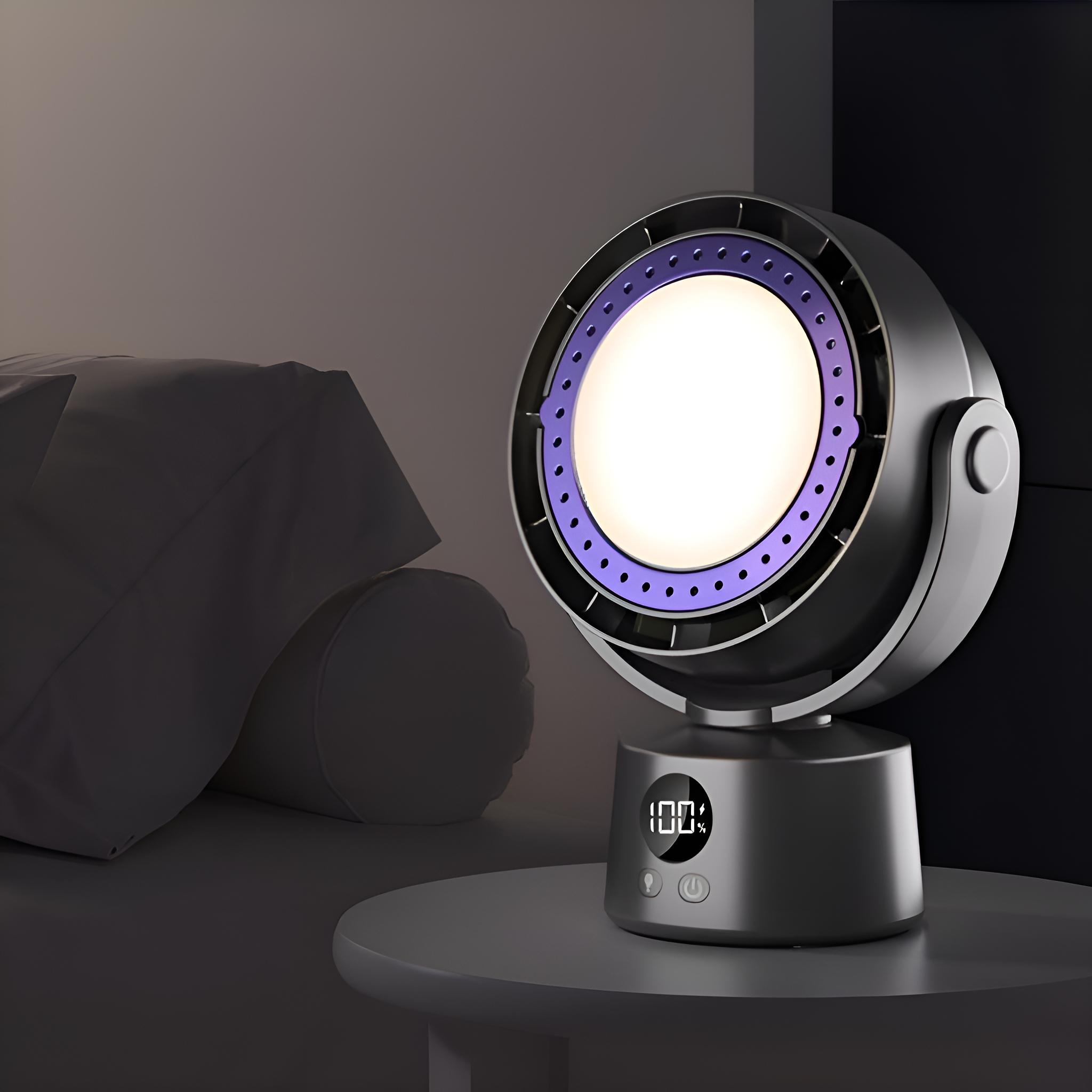 Eine moderne Nachttischlampe mit hellem kreisförmigem Licht. Sie hat eine Digitalanzeige mit 100%. Im Hintergrund befindet sich ein Kissen.