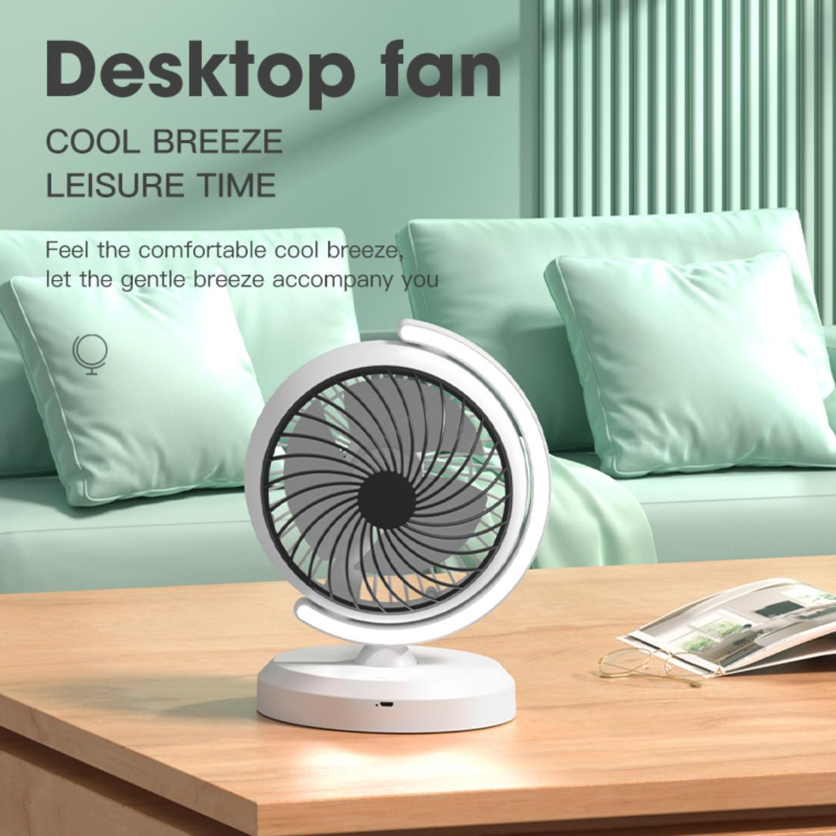 Ein weißer Tischventilator auf einem Holztisch, im Hintergrund ein Sofa und Kissen. Text: 'Desktop-Ventilator, kühle Brise, Freizeit'.
