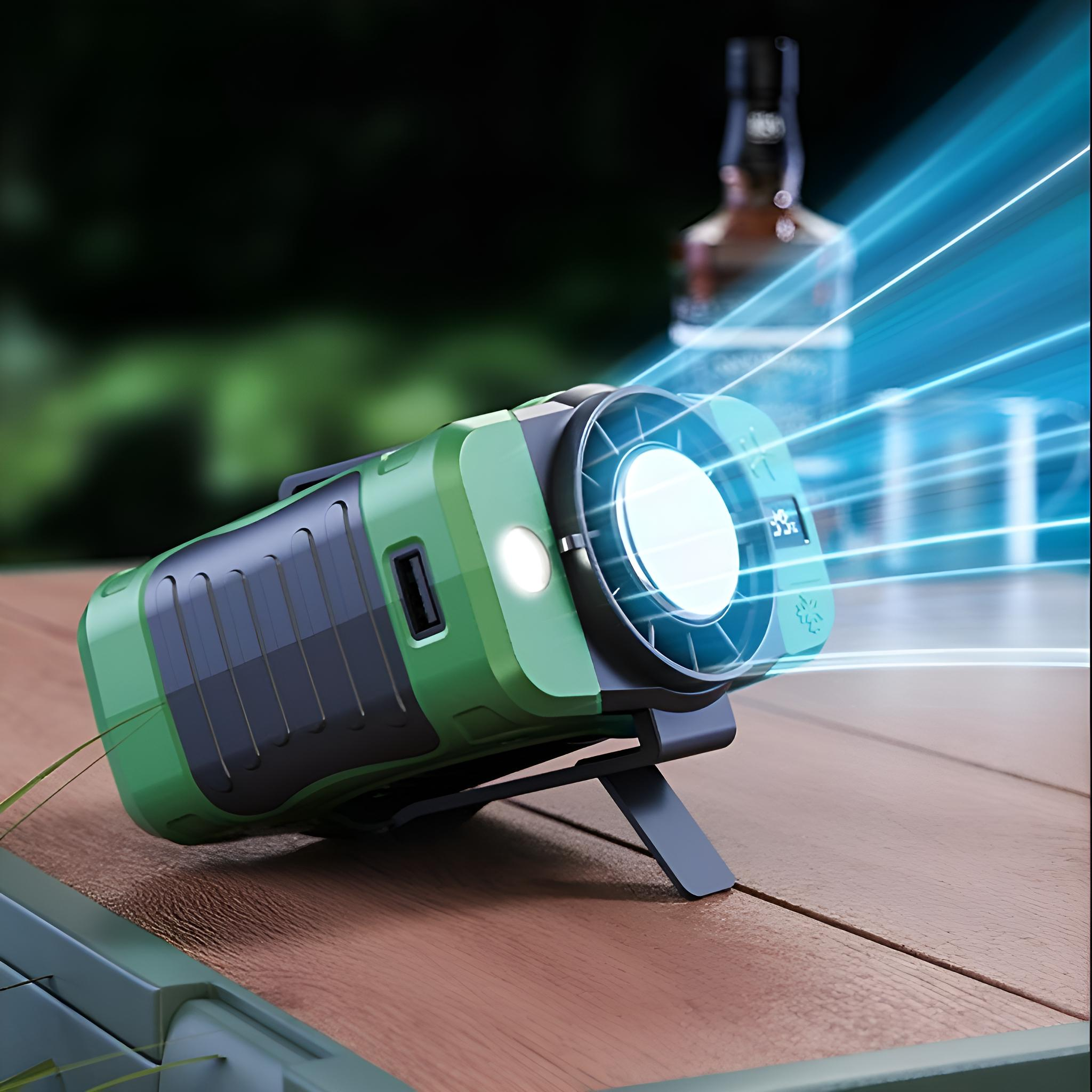 Eine grüne Taschenlampe strahlt blaue Strahlen aus. Sie steht auf einer Holzoberfläche, mit einer verschwommenen Flasche im Hintergrund.