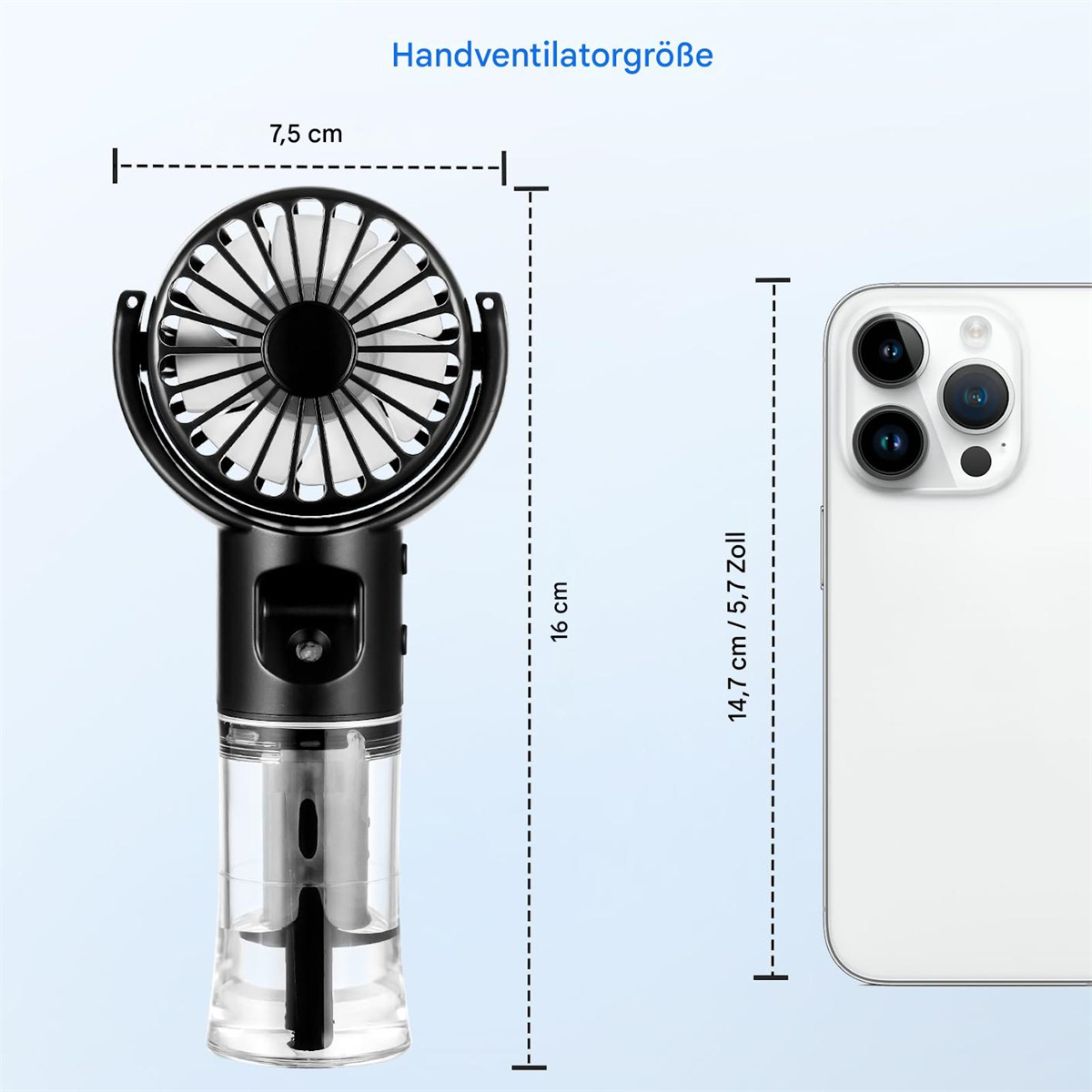 Ein schwarzer und durchsichtiger Handventilator steht neben einem weißen Telefon. Abmessungen sind angegeben. Der Ventilator hat einen Wassertank.