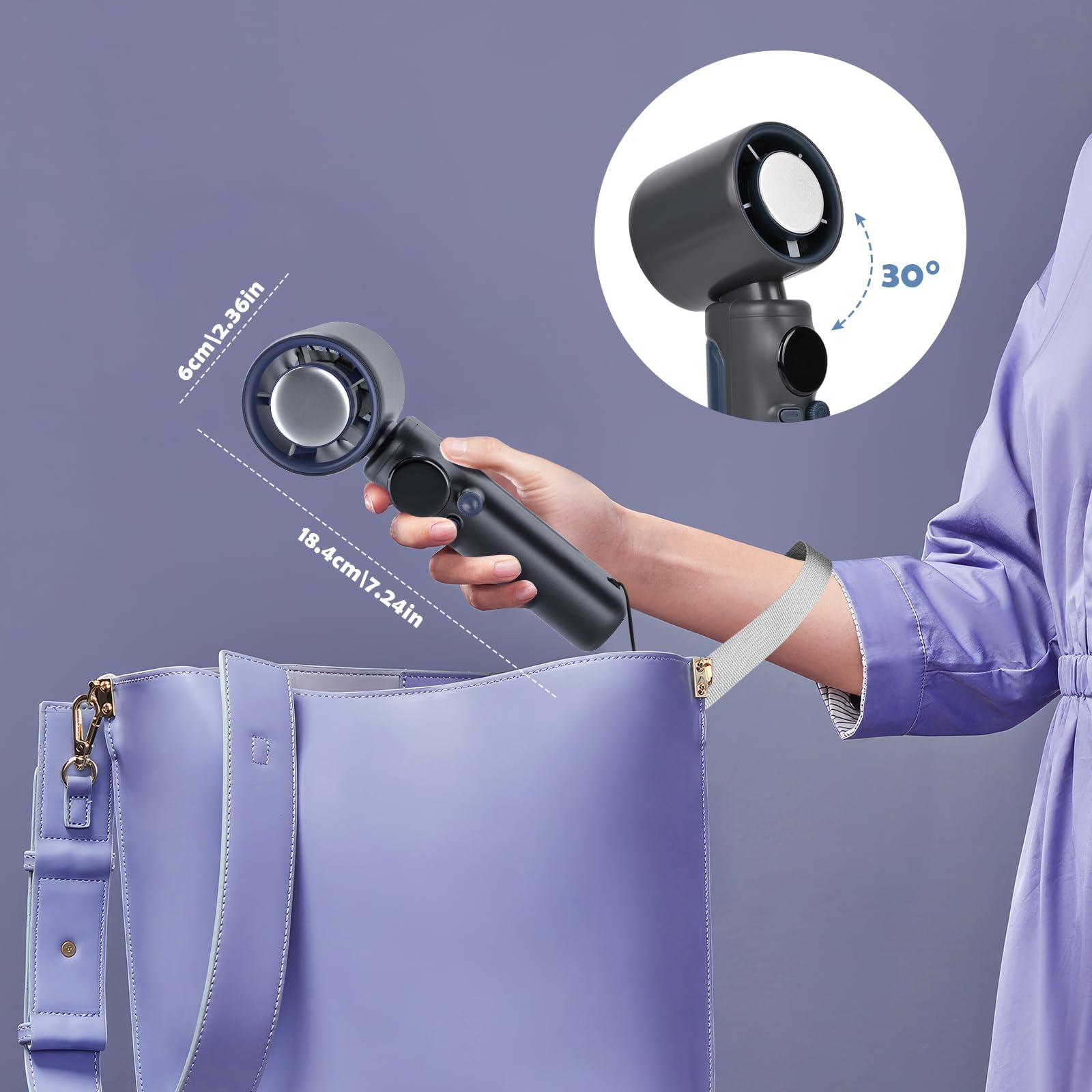 Eine Person hält einen schwarz-grauen Ventilator über einer lila Handtasche. Ein 30-Grad-Winkel wird hervorgehoben.