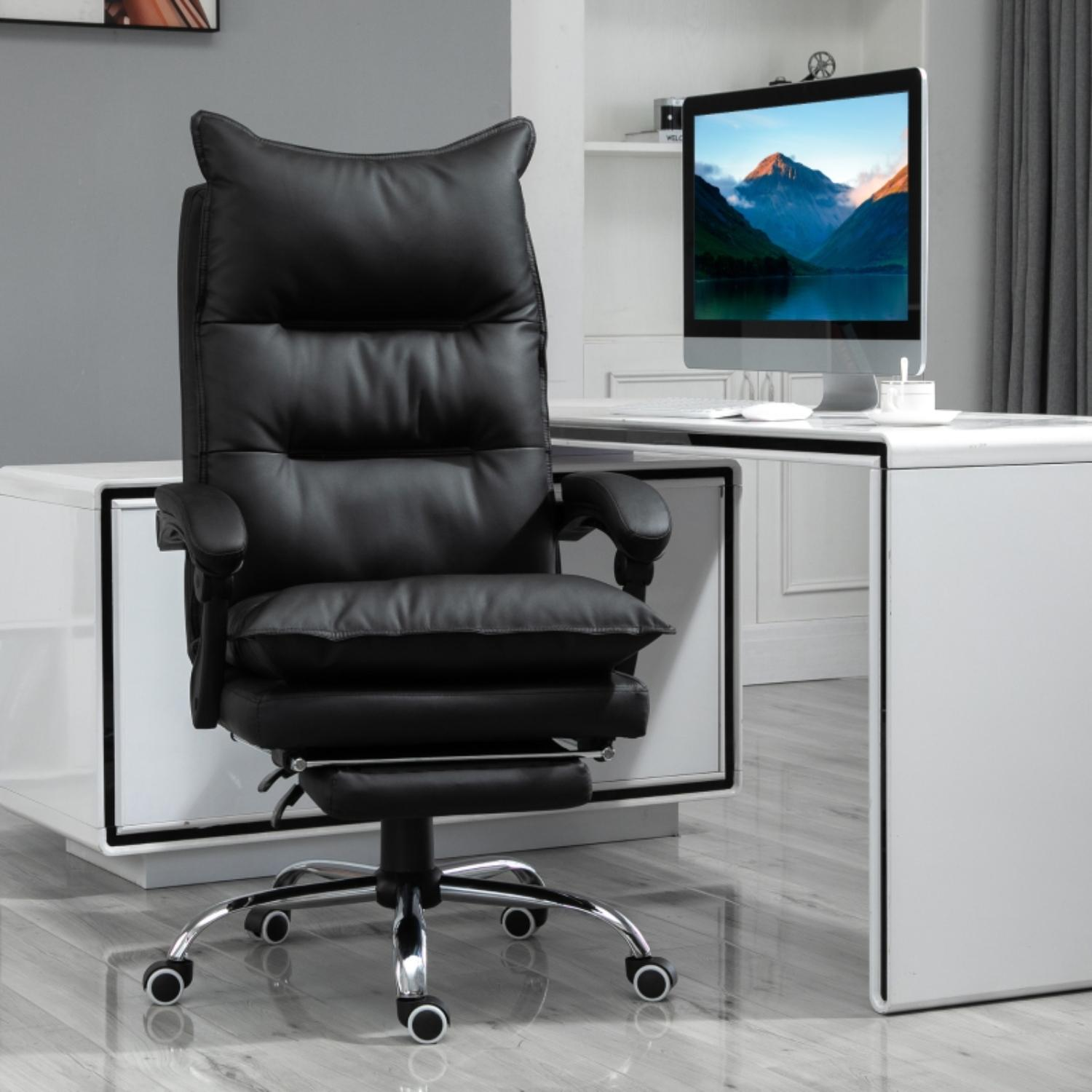 Schwarzer Bürostuhl mit Kopfstütze vor einem weißen Schreibtisch mit Computer, der eine Berglandschaft zeigt.