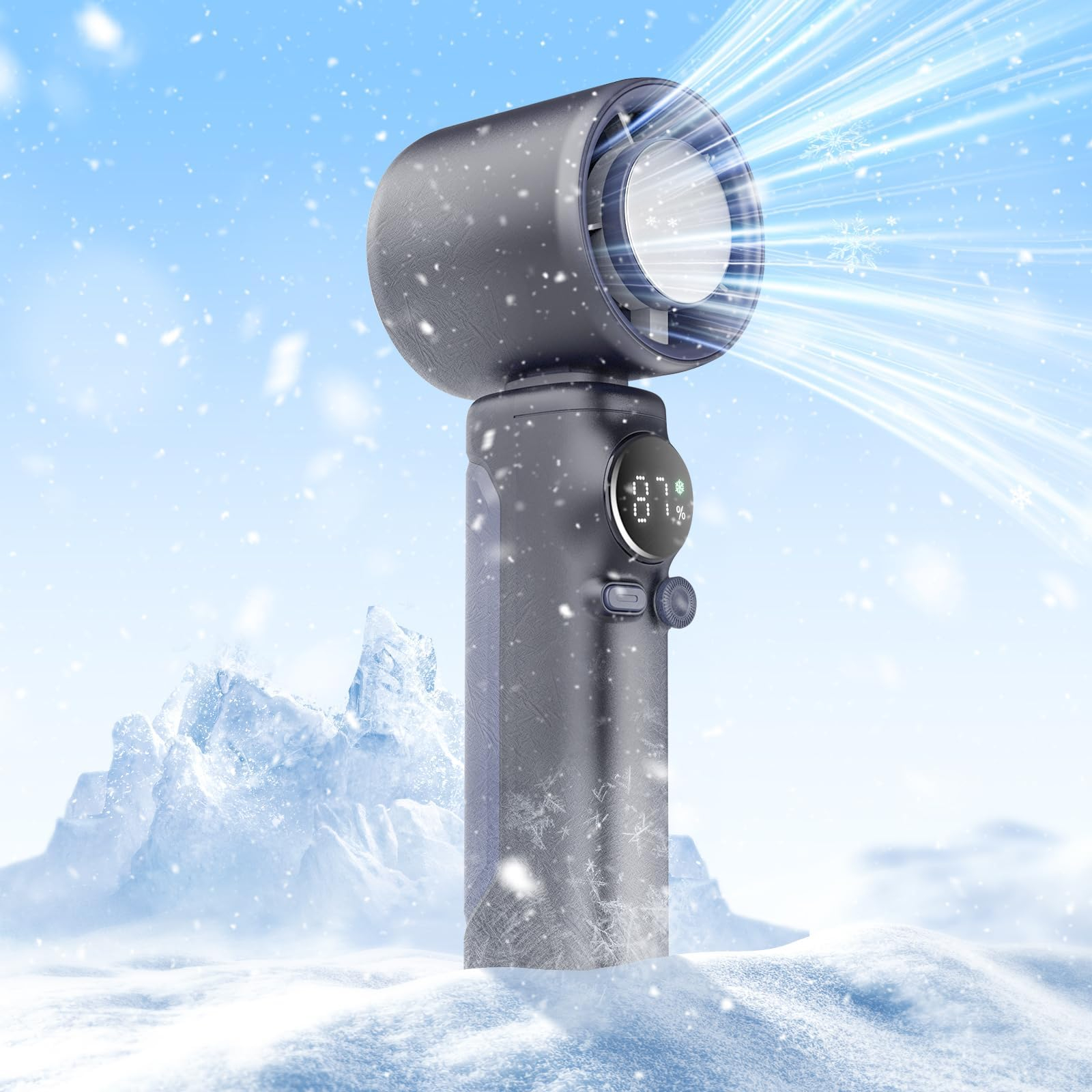 Ein grauer tragbarer Ventilator mit digitaler Anzeige in einer verschneiten Szene. Schneeflocken und Eisberge sind im Hintergrund.