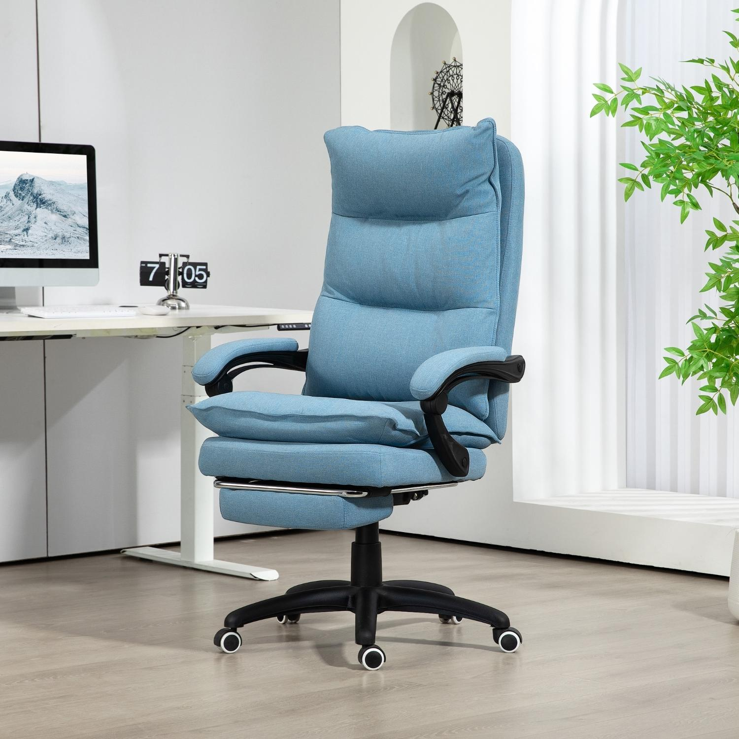 Blauer Bürostuhl mit schwarzem Gestell und Rollen. Im Hintergrund ein Schreibtisch, eine Uhr und eine grüne Pflanze.