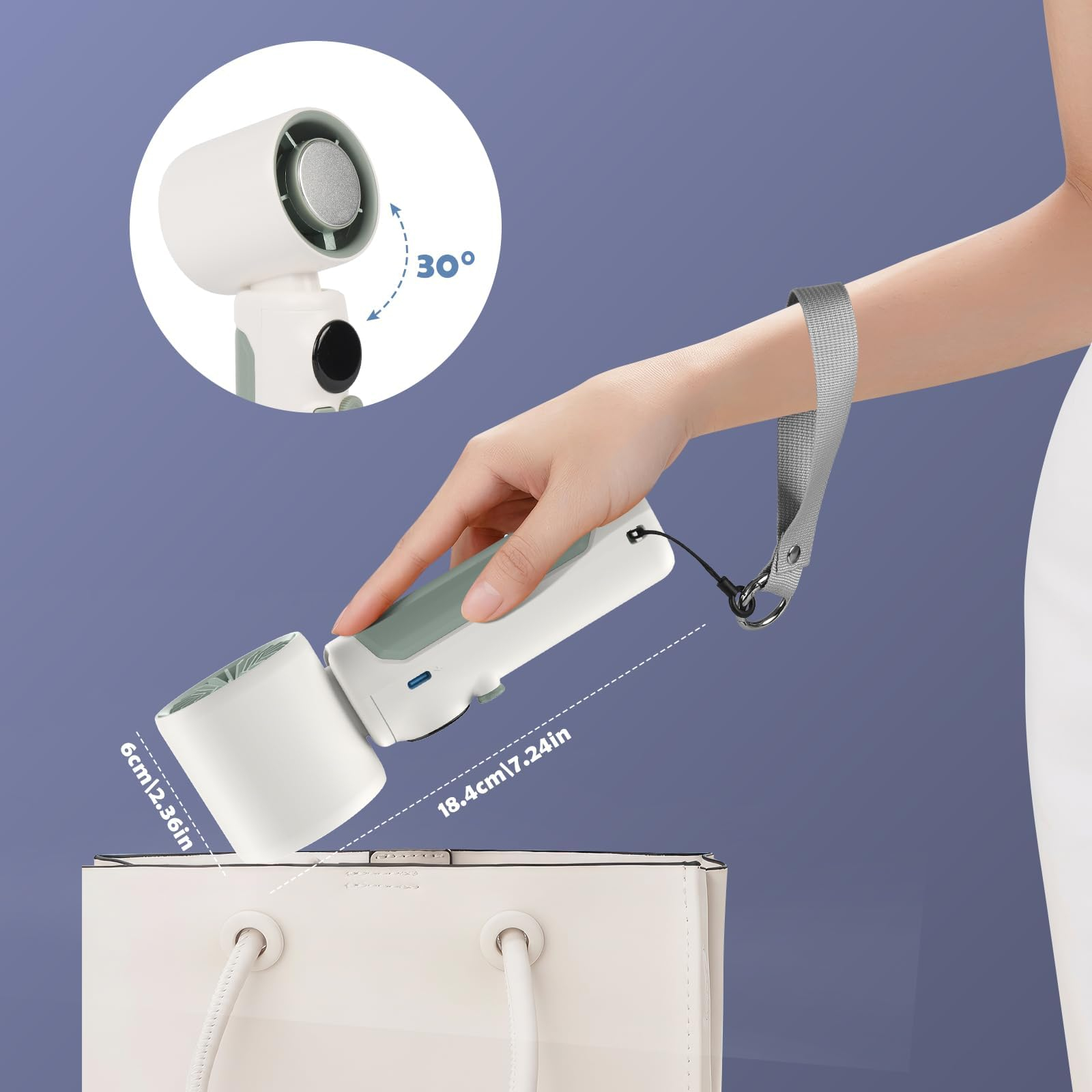 Hand hält einen weißen und grünen tragbaren Ventilator und senkt ihn in eine weiße Handtasche. Maße werden angezeigt.