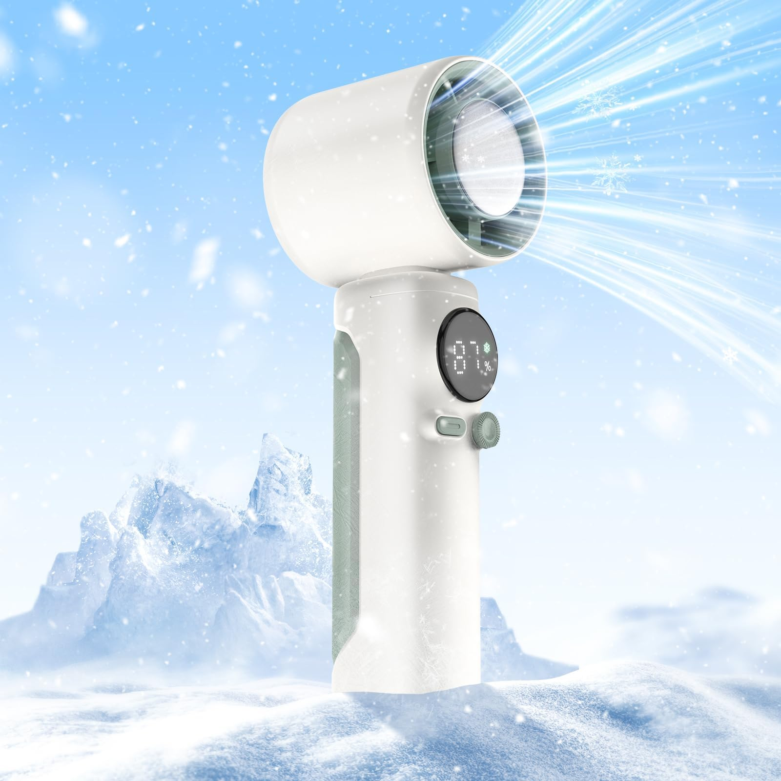Ein weiß-grüner tragbarer Ventilator mit Digitalanzeige, der kühle Luft ausstößt. Der Hintergrund zeigt eine schneebedeckte Berglandschaft.