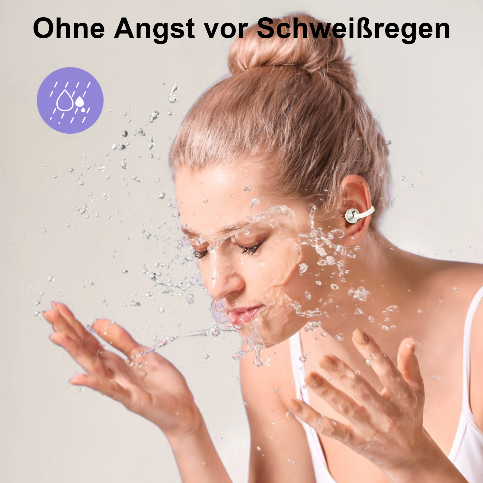 Eine Frau mit Kopfhörern wird mit Wasser bespritzt. Oben befindet sich ein lila Symbol mit Regen und dem Text 'Ohne Angst vor Schweißregen'.