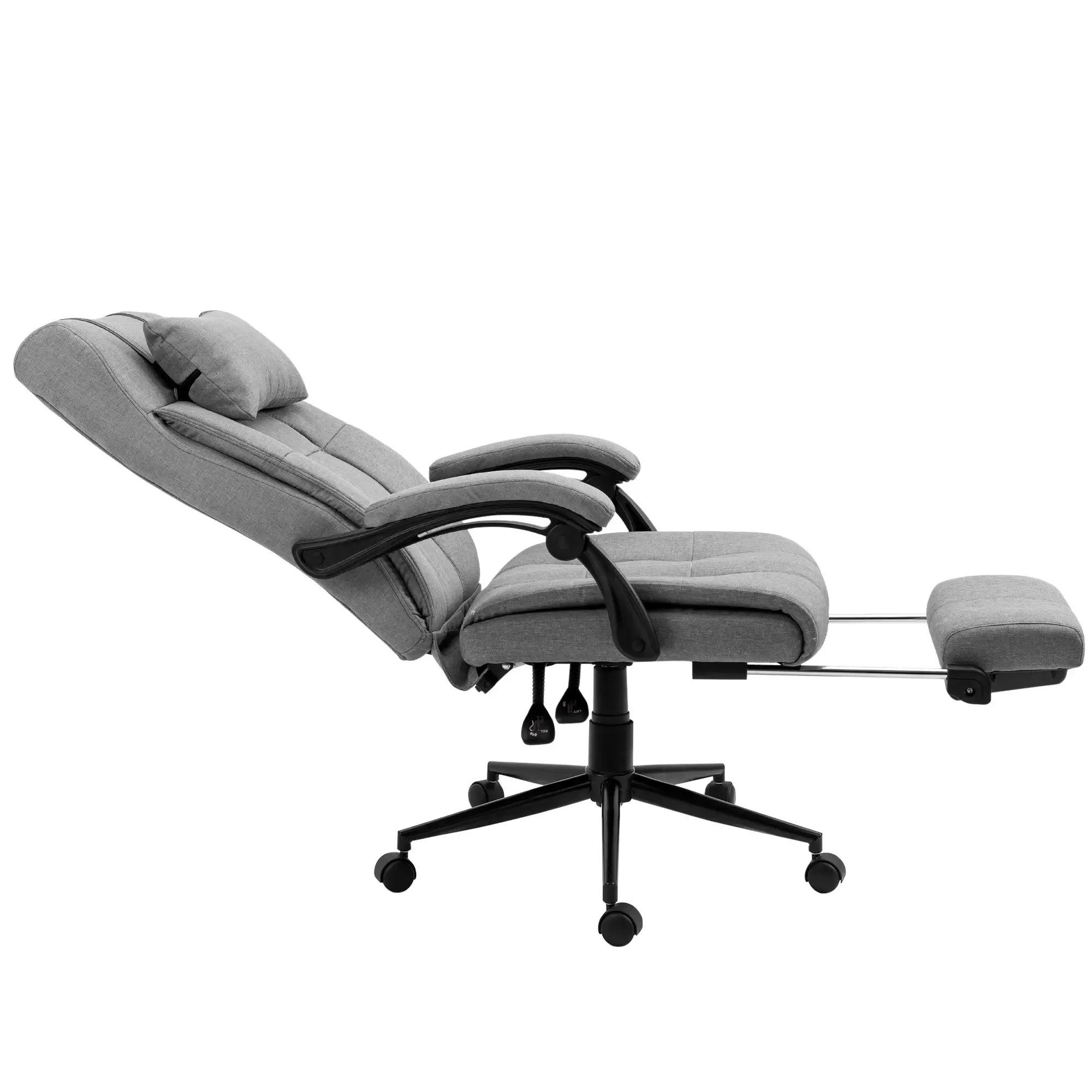 Ein grauer Relax-Bürostuhl mit ausgefahrener Fußstütze. Schwarzes Gestell und Armlehnen. Weißer Hintergrund.