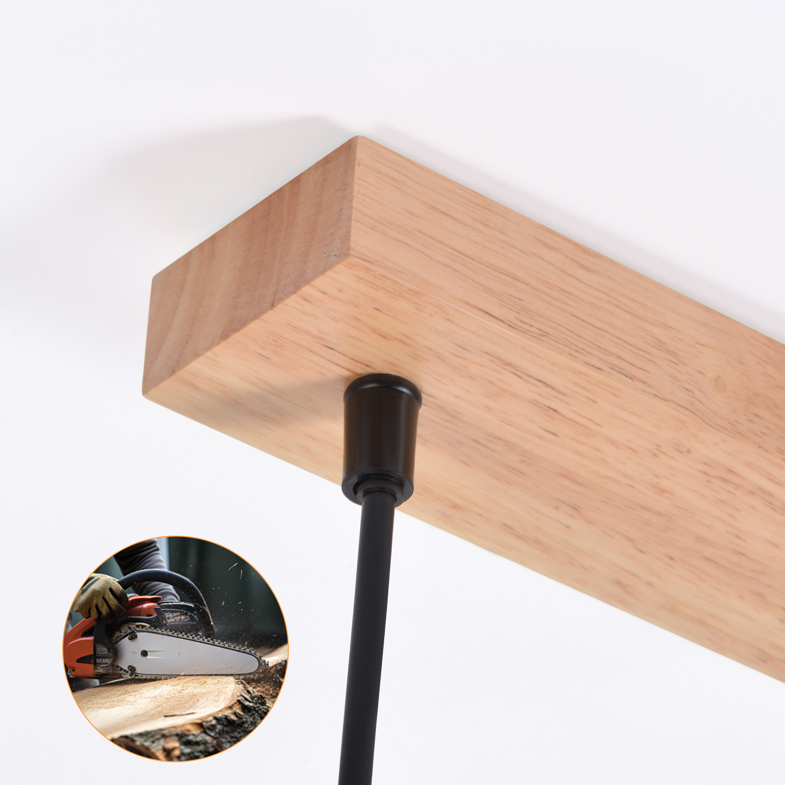 Holzbalken mit schwarzer Stange. Ein kreisförmiger Einsatz zeigt eine Kettensäge, die Holz schneidet.