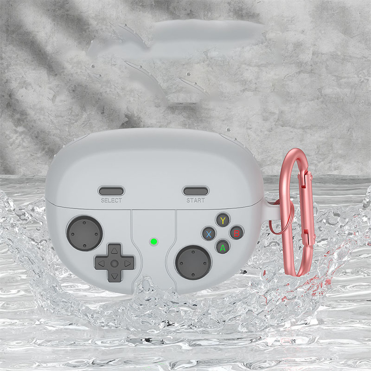 Weißes Etui mit Gamecontroller-Design, Tasten und Steuerkreuz sichtbar. Pinkfarbener Karabinerhaken befestigt. Wasserspritzer-Effekt vorne.