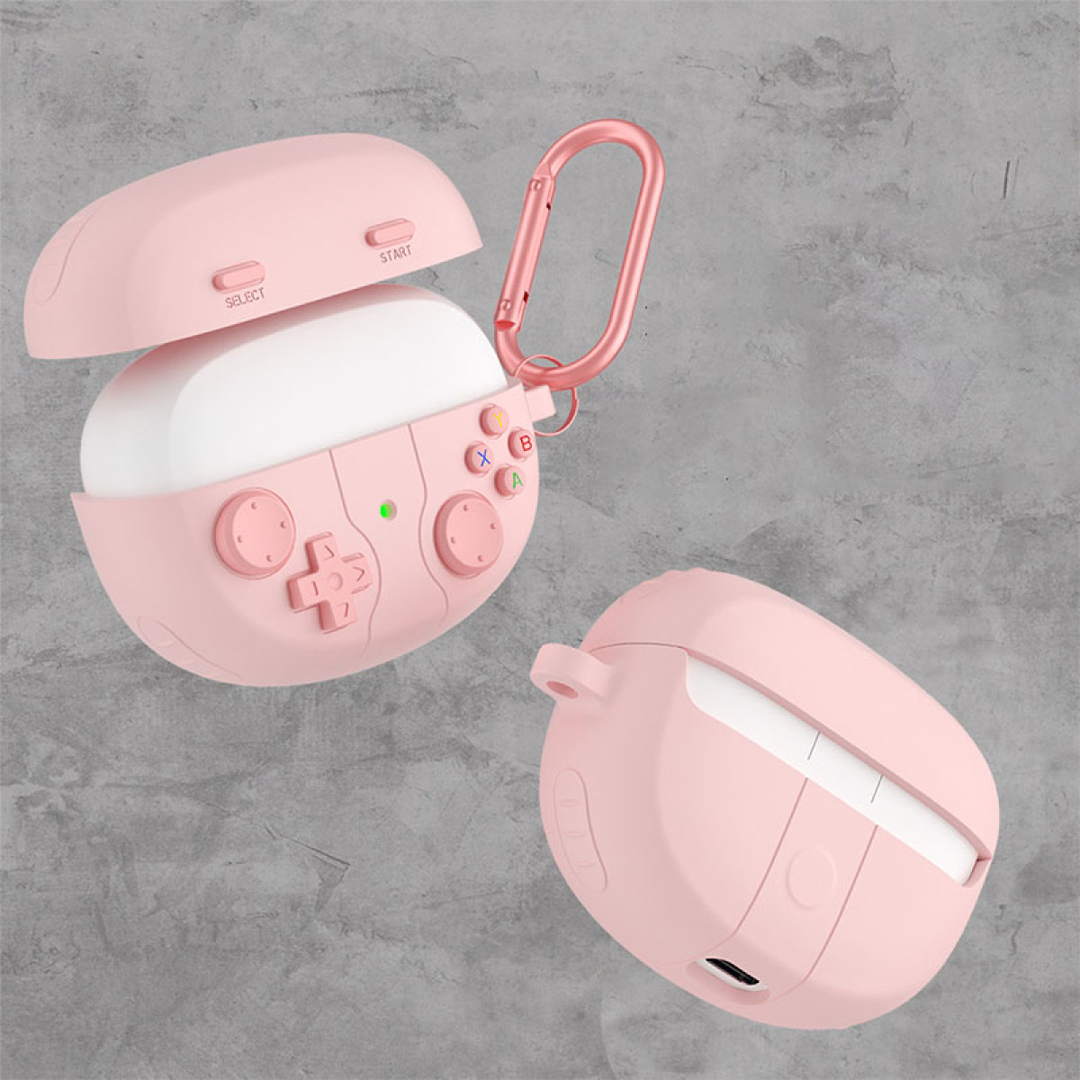 Rosa AirPod-Hülle in Form eines Gamecontrollers, offen und geschlossen, mit einem rosa Karabiner. Grauer strukturierter Hintergrund.