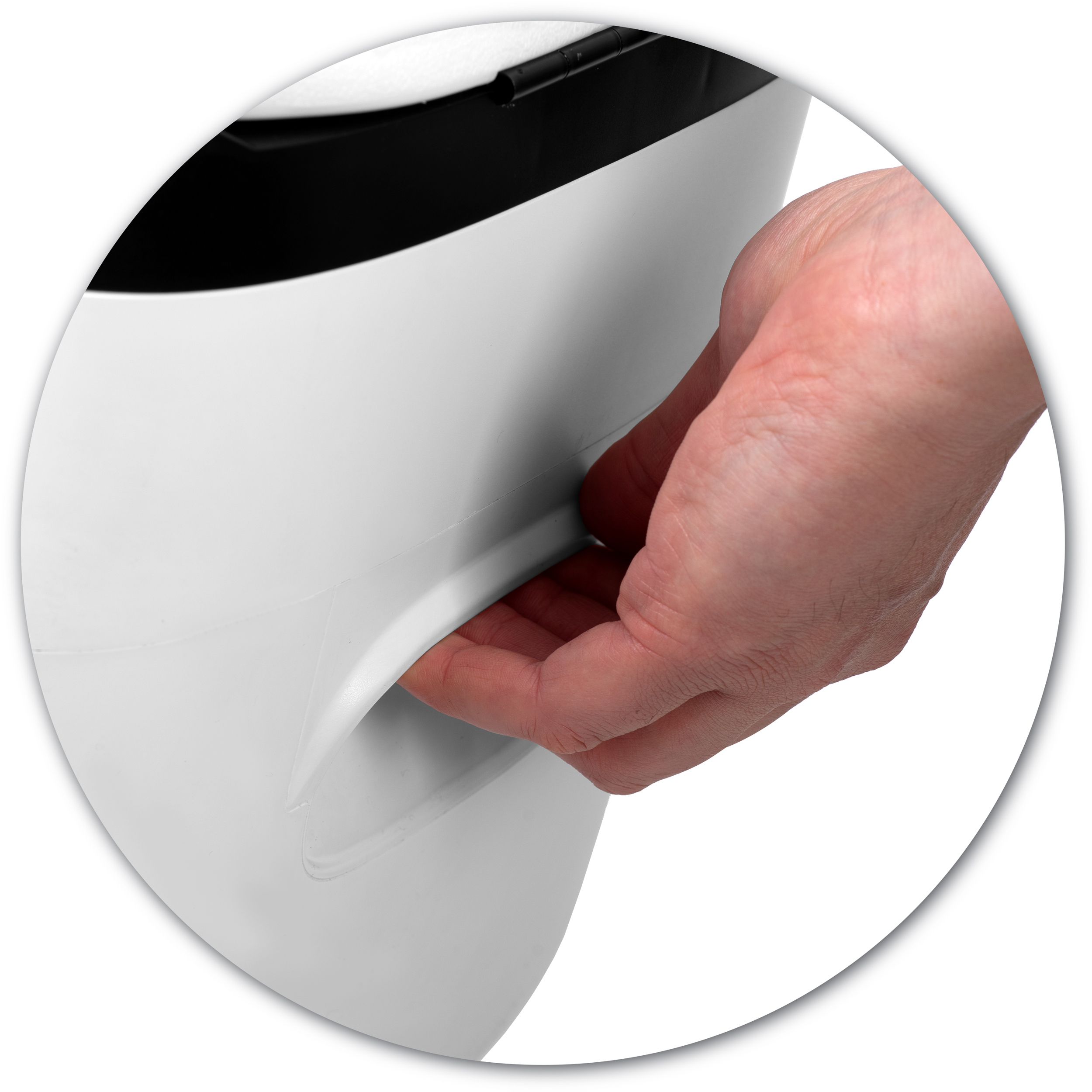 Ręka pociąga za białą plastikową dźwignię na białym przedmiocie. Tło jest białe.