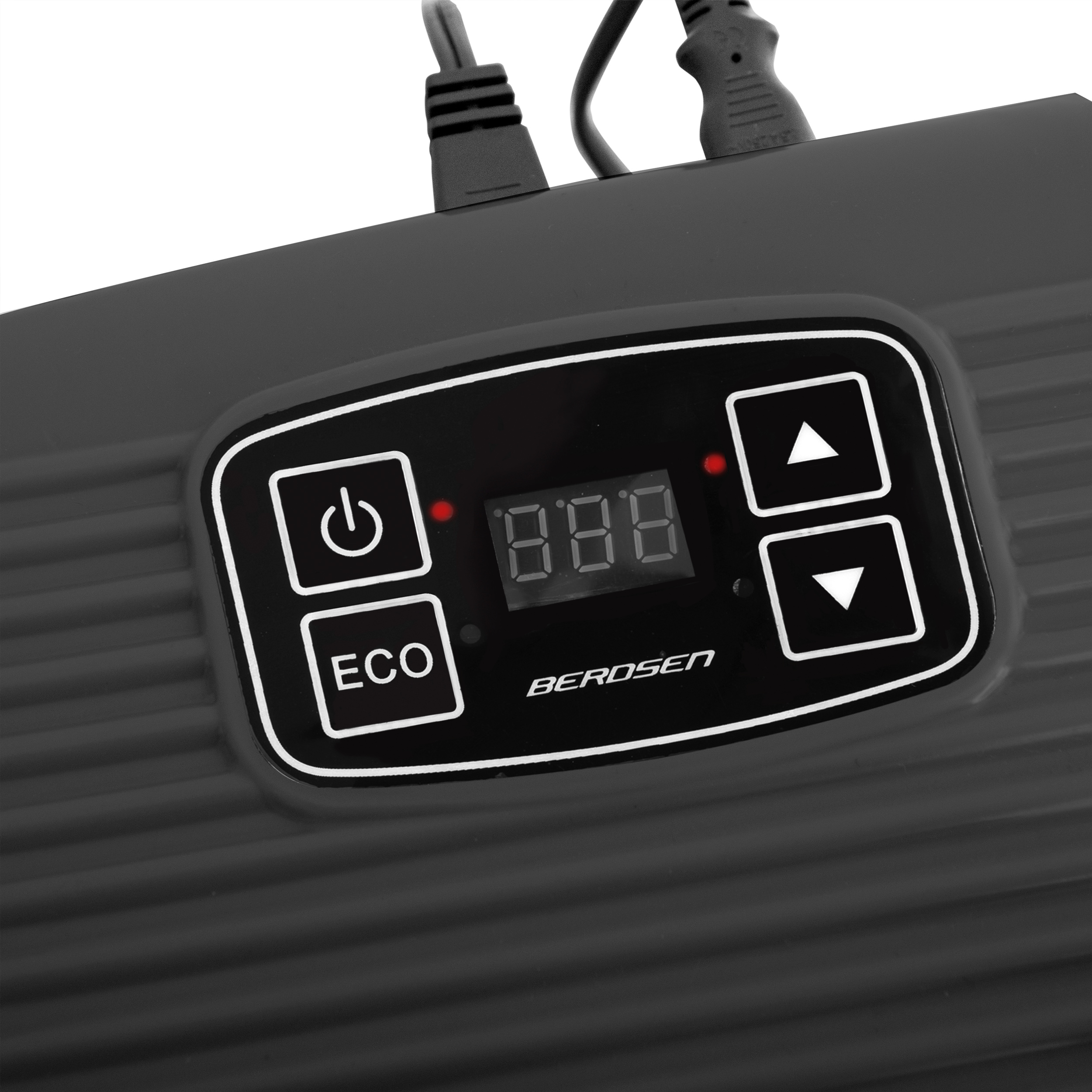 Zbliżenie czarnego panelu sterowania z wyświetlaczem cyfrowym '8.8.8', przyciskami i marką 'BEROSEN'.