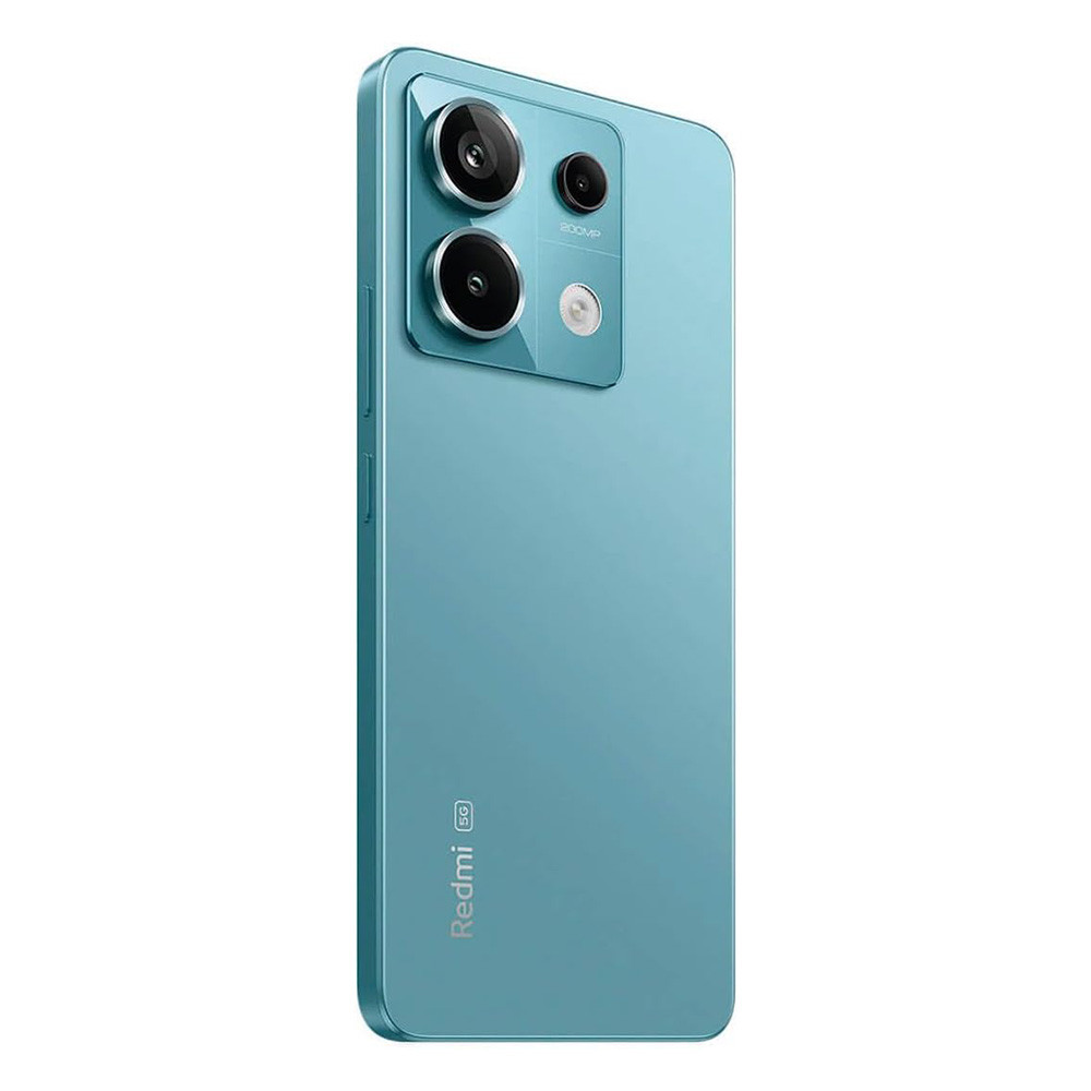 Telefono Redmi 5G blu. Tre fotocamere posteriori, flash. Logo Redmi in basso. Sfondo bianco. Telefono angolato a destra.