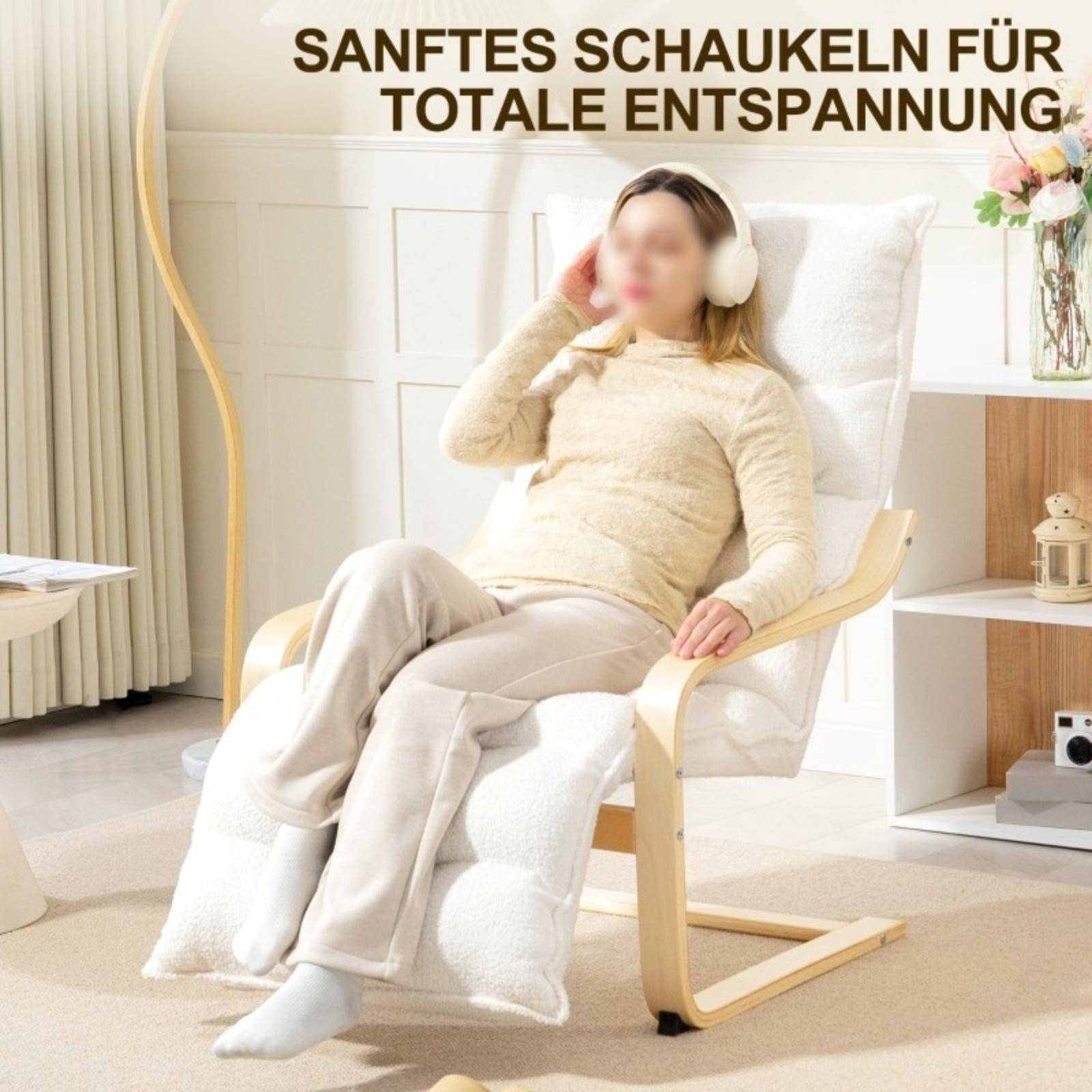 Eine Person mit Kopfhörern entspannt sich in einem weißen Sessel. Im Hintergrund sind ein Regal und eine Lampe zu sehen.
