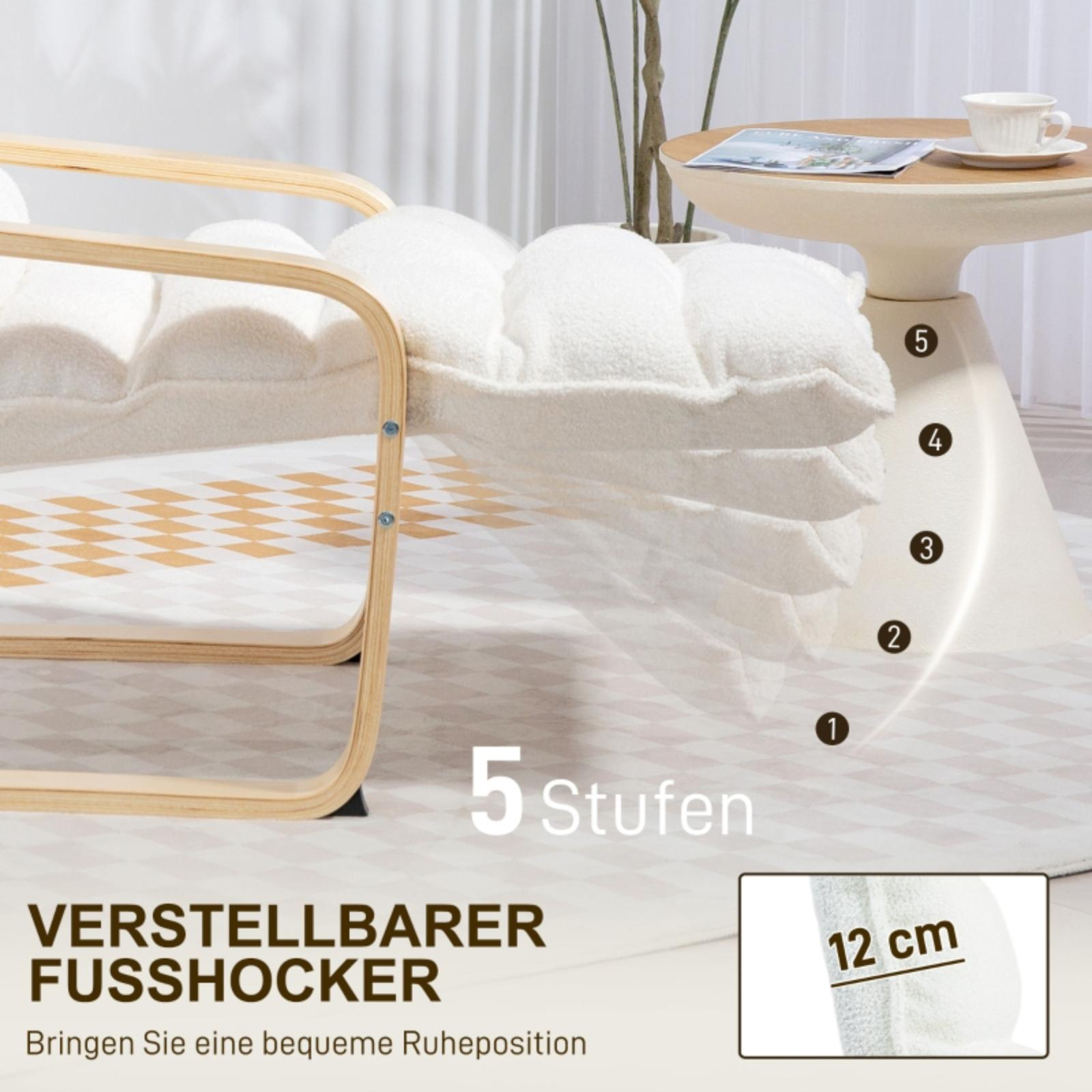 Ein weißer, wolkenförmiger Fußhocker mit Holzrahmen wird gezeigt. Auf der rechten Seite ein Beistelltisch mit Tasse und Zeitschrift.