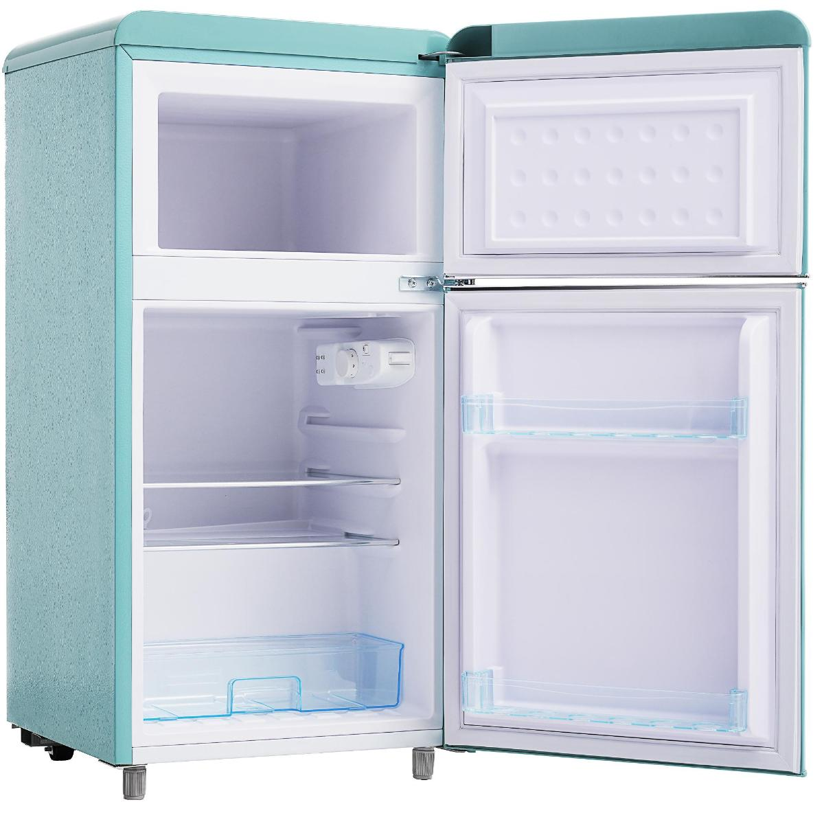 Ein kleiner Kühlschrank im Retro-Stil mit türkisfarbenem Äußeren und offenen Türen. Der Innenraum hat Regale und ein kleines Gefrierfach.