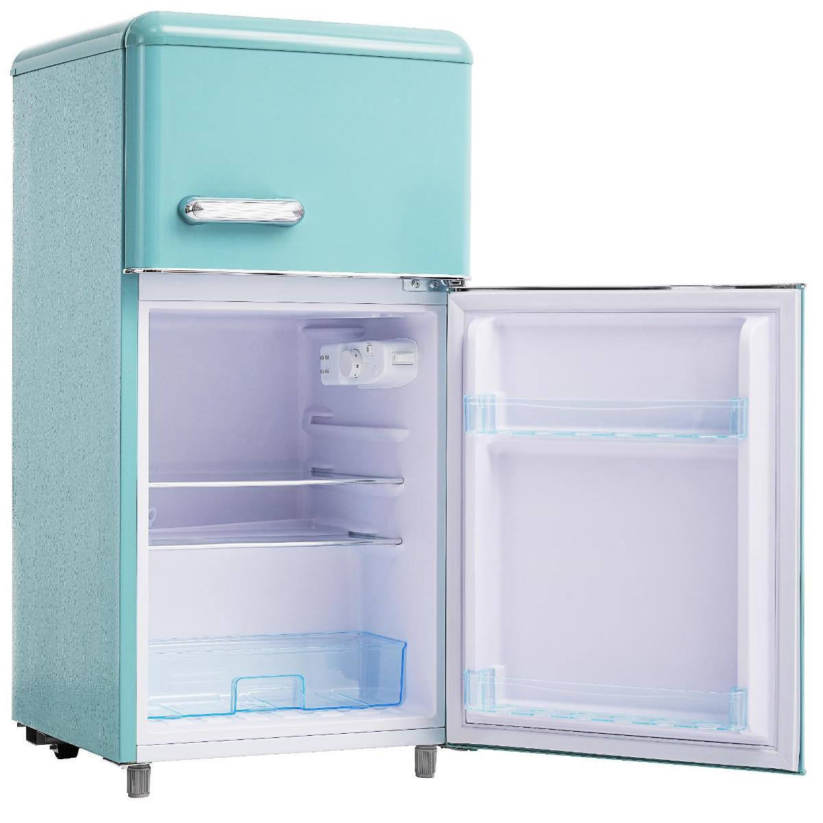 Ein türkis-farbener Kühlschrank im Vintage-Stil mit offener Tür. Innen sind Regale und ein durchsichtiger Kunststoffbehälter sichtbar.