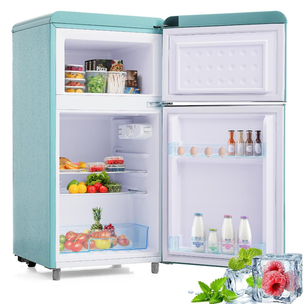 Offener türkisfarbener Retro-Kühlschrank mit Lebensmitteln gefüllt. Enthält Pizza, Gemüse, Obst, Eier, Milch und Eiswürfel mit Himbeeren.