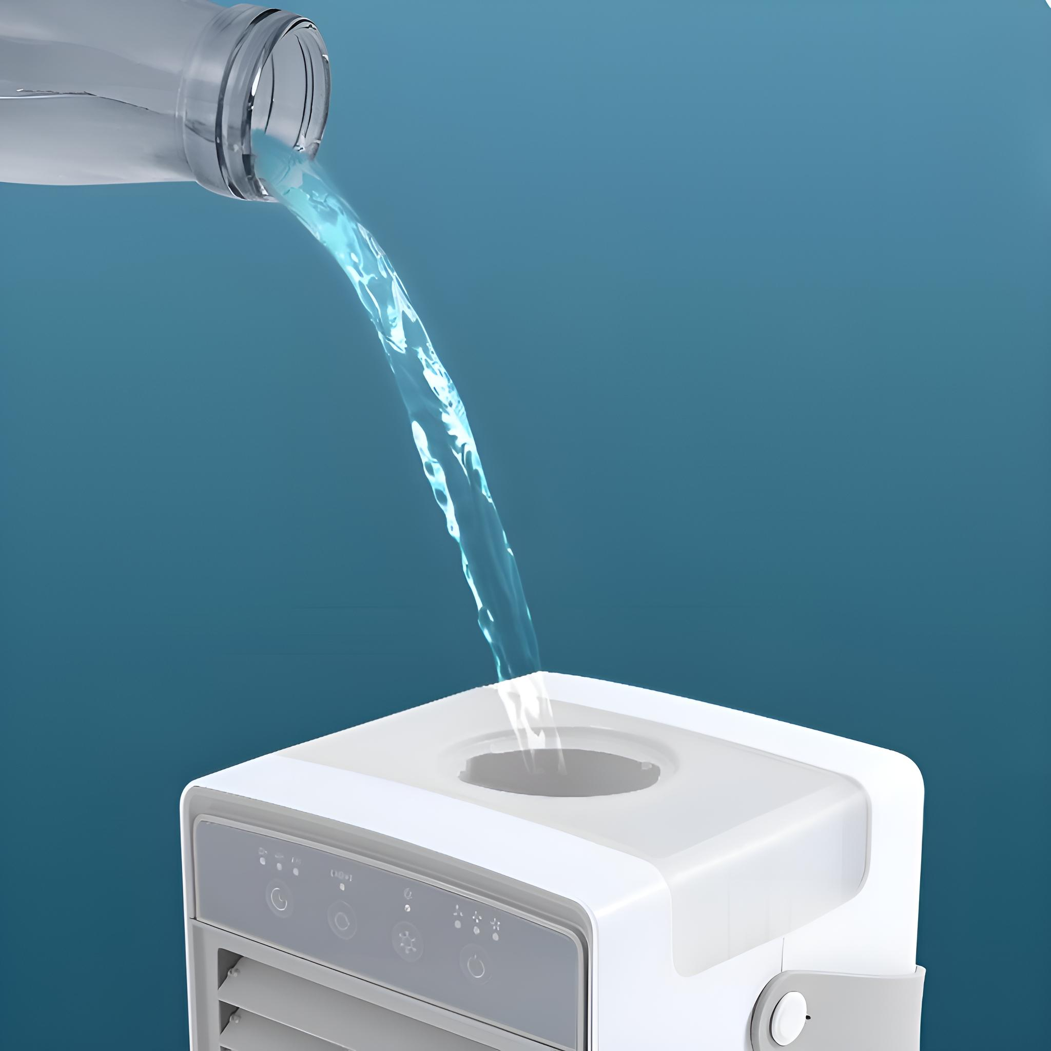 Eine Flasche gießt Wasser in einen weißen Luftkühler. Blauer Hintergrund.