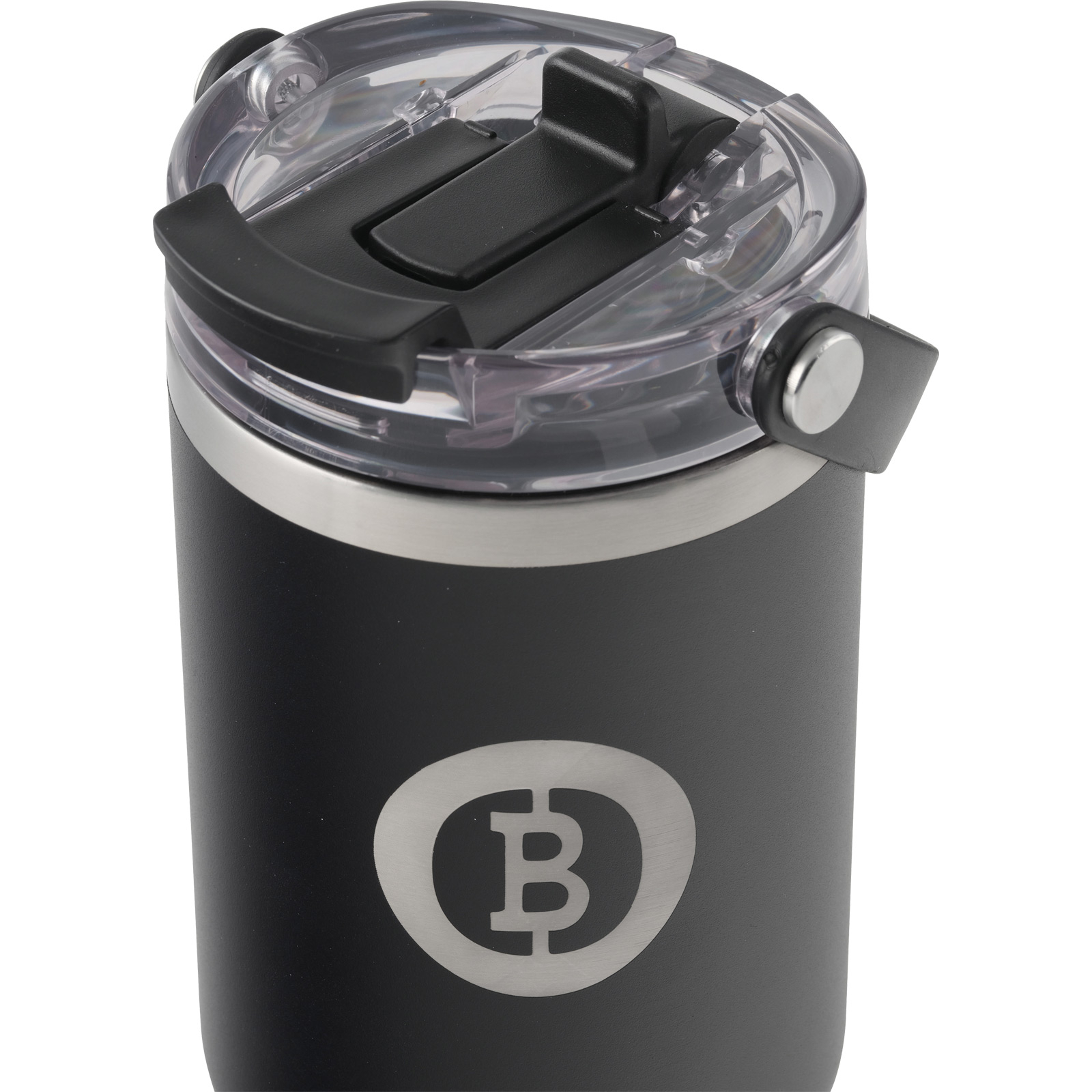 Schwarzer isolierter Becher mit Bitcoin-Logo. Mit transparentem Deckel und schwarzem Verschluss. Metallrand und Griffdetail.