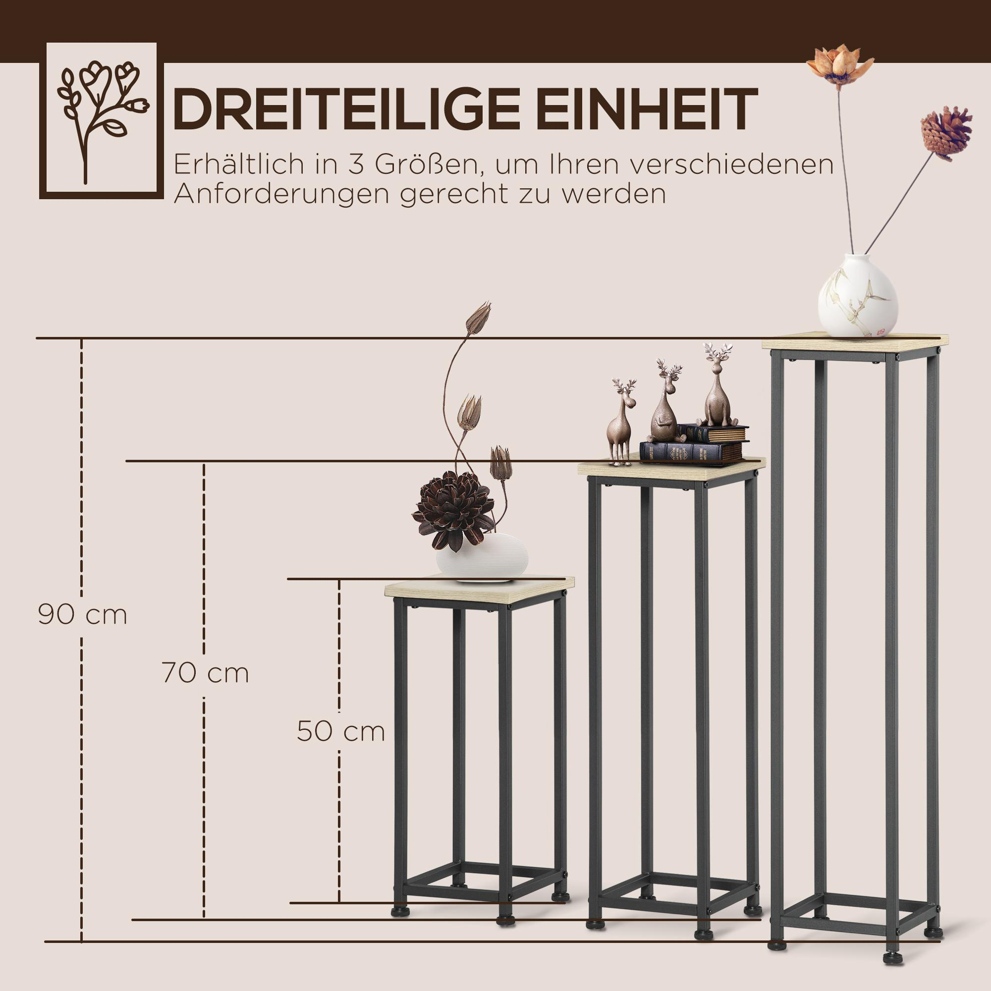 Dreiteilige Display-Ständer mit Dekor. Jeder Ständer hat eine andere Höhe, mit Pflanzen und Dekorationen. Weißer Hintergrund.