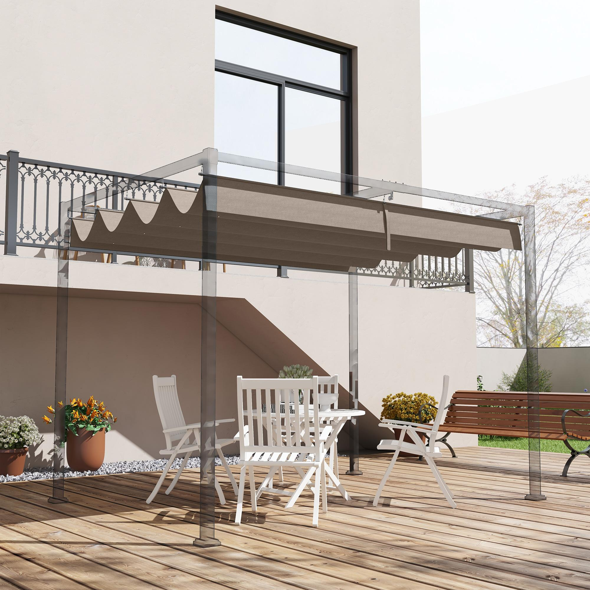 Außenszene mit Terrasse, Tisch, Stühlen und einer ausziehbaren Markise. Eine Bank und Pflanzen sind ebenfalls vorhanden. Im Hintergrund ist ein Gebäude.