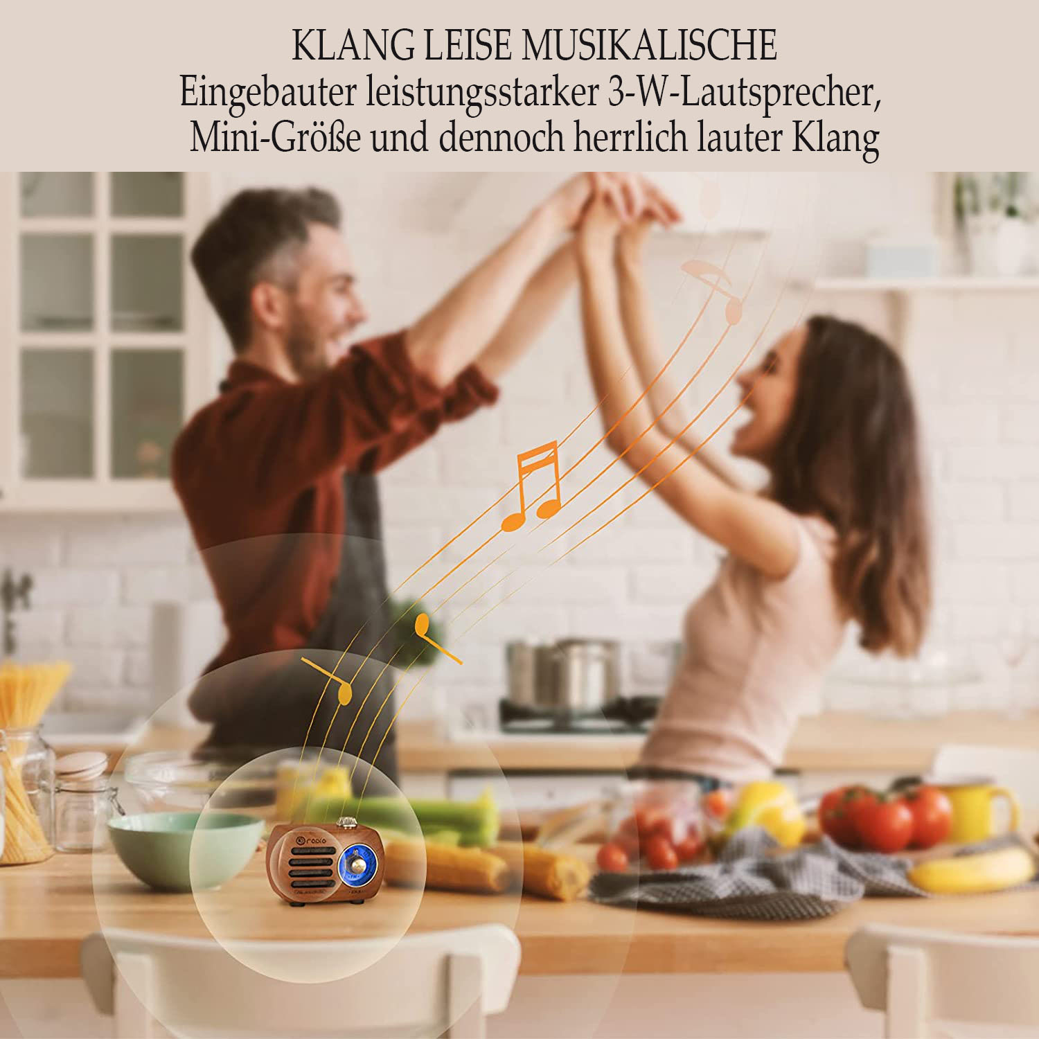 Ein Paar tanzt in der Nähe einer Küchentheke mit einem Radio. Das Radio befindet sich im Vordergrund. Noten sind gezeichnet.