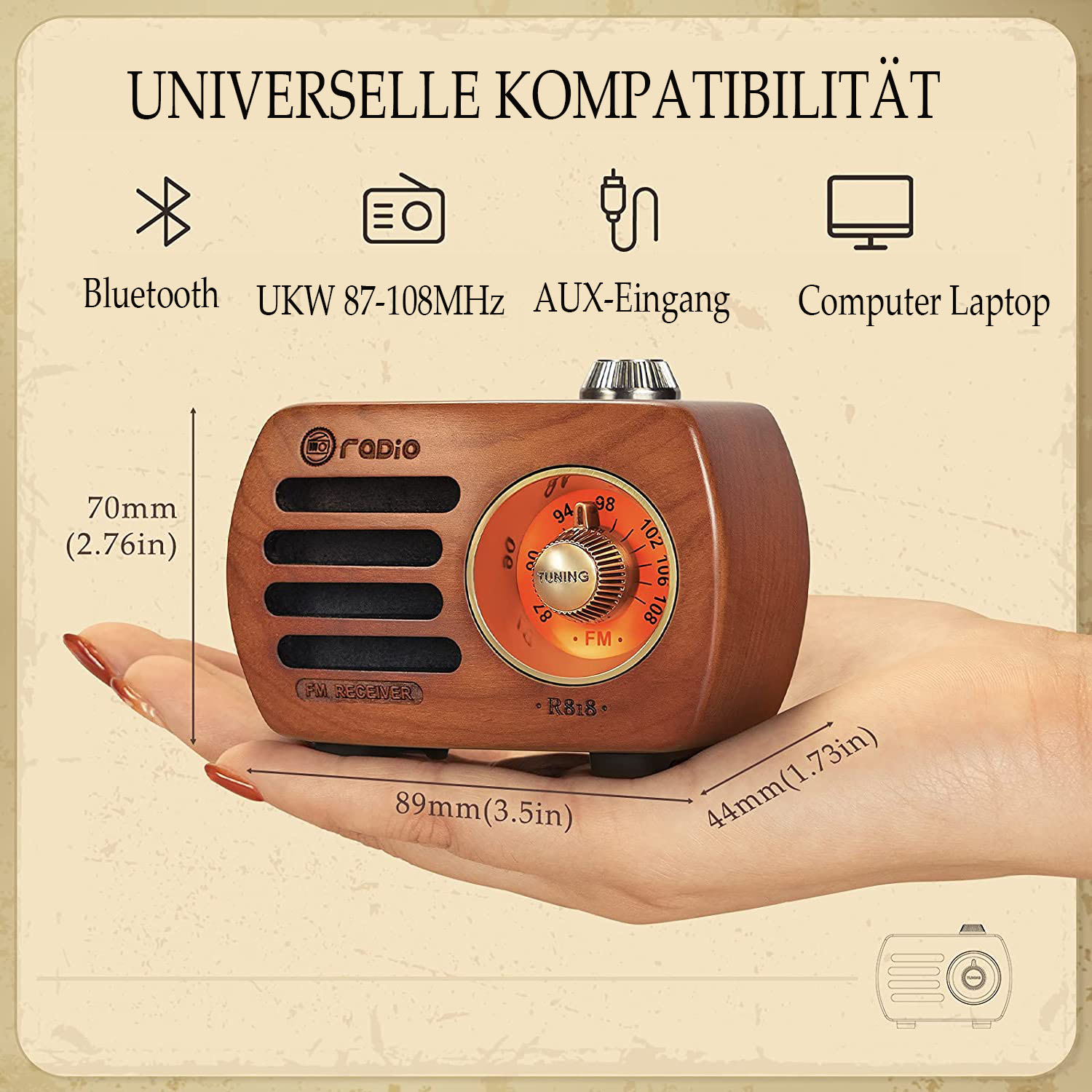 Eine Hand hält ein kleines Holzradio. Abmessungen sind dargestellt. Bluetooth, AUX und Computer-Kompatibilitätssymbole oben.
