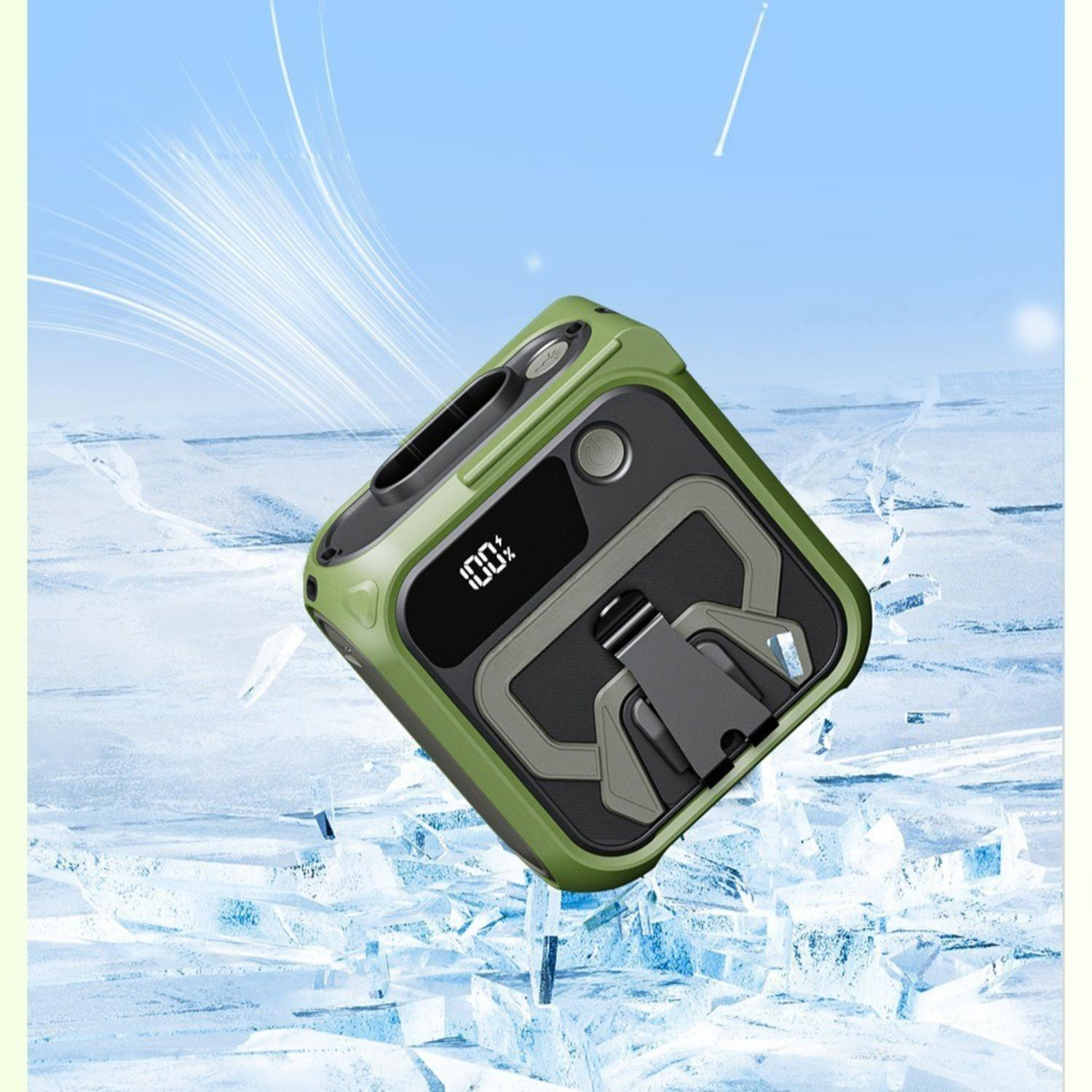 Eine grüne und graue Powerbank schwebt über Eis. Sie zeigt 100 %. Der Hintergrund ist ein hellblauer Himmel.
