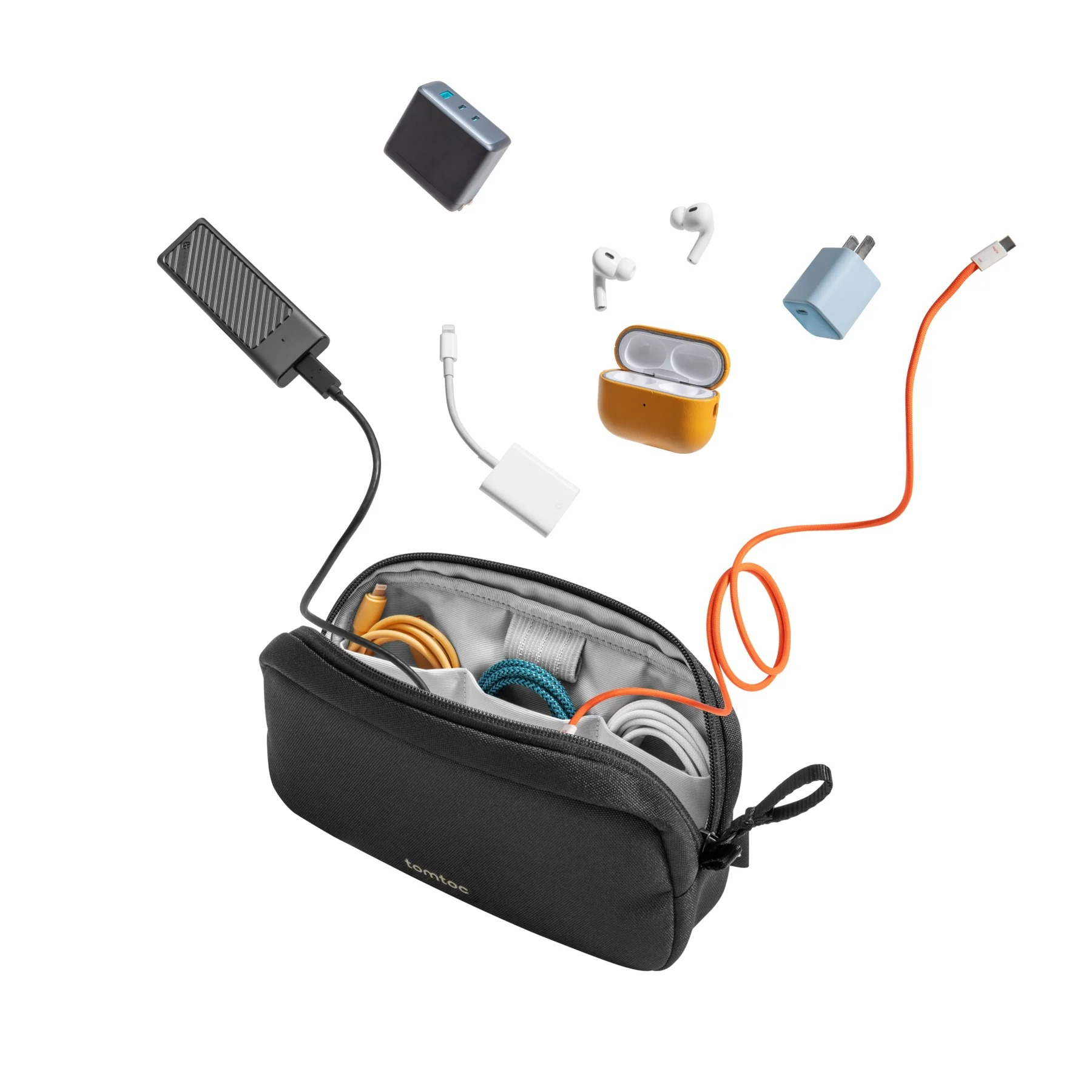Schwarze Tasche mit Kabeln, Ladegeräten, AirPods und Adaptern. Orange, blaue und weiße Kabel. Gelbes AirPods-Etui.