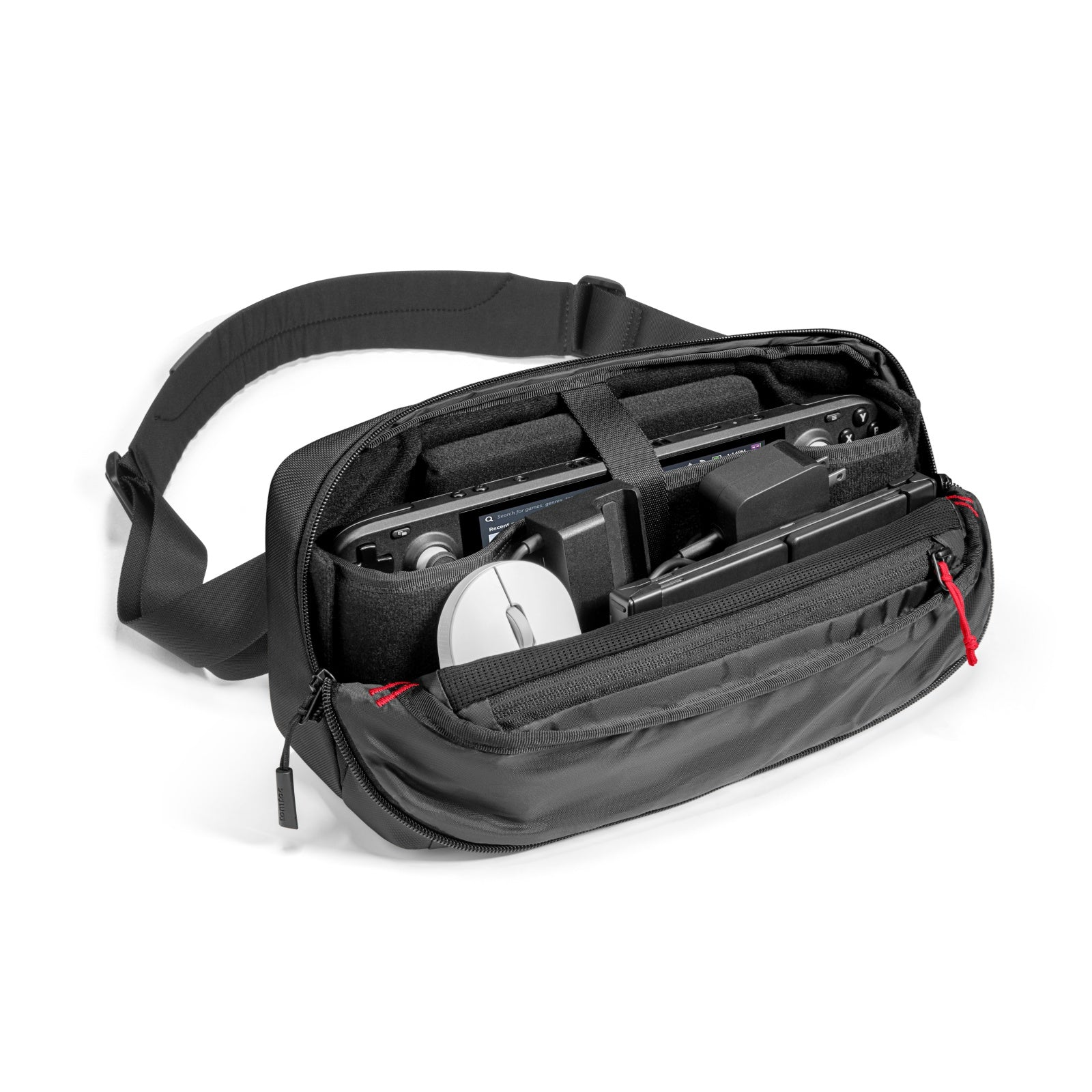 Otwarta czarna torba na ramię, ujawniająca konsolę do gier, mysz i akcesoria. Czerwony detal zamka błyskawicznego. Izolowane na białym tle.