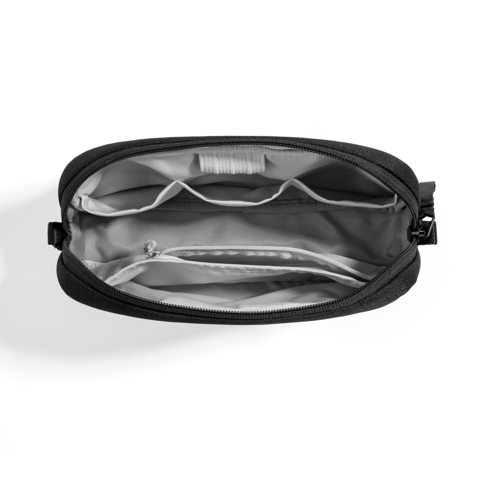 Offene schwarze Tasche mit mehreren Innenfächern. Der Innenraum ist grau. Reißverschluss sichtbar. Weißer Hintergrund.