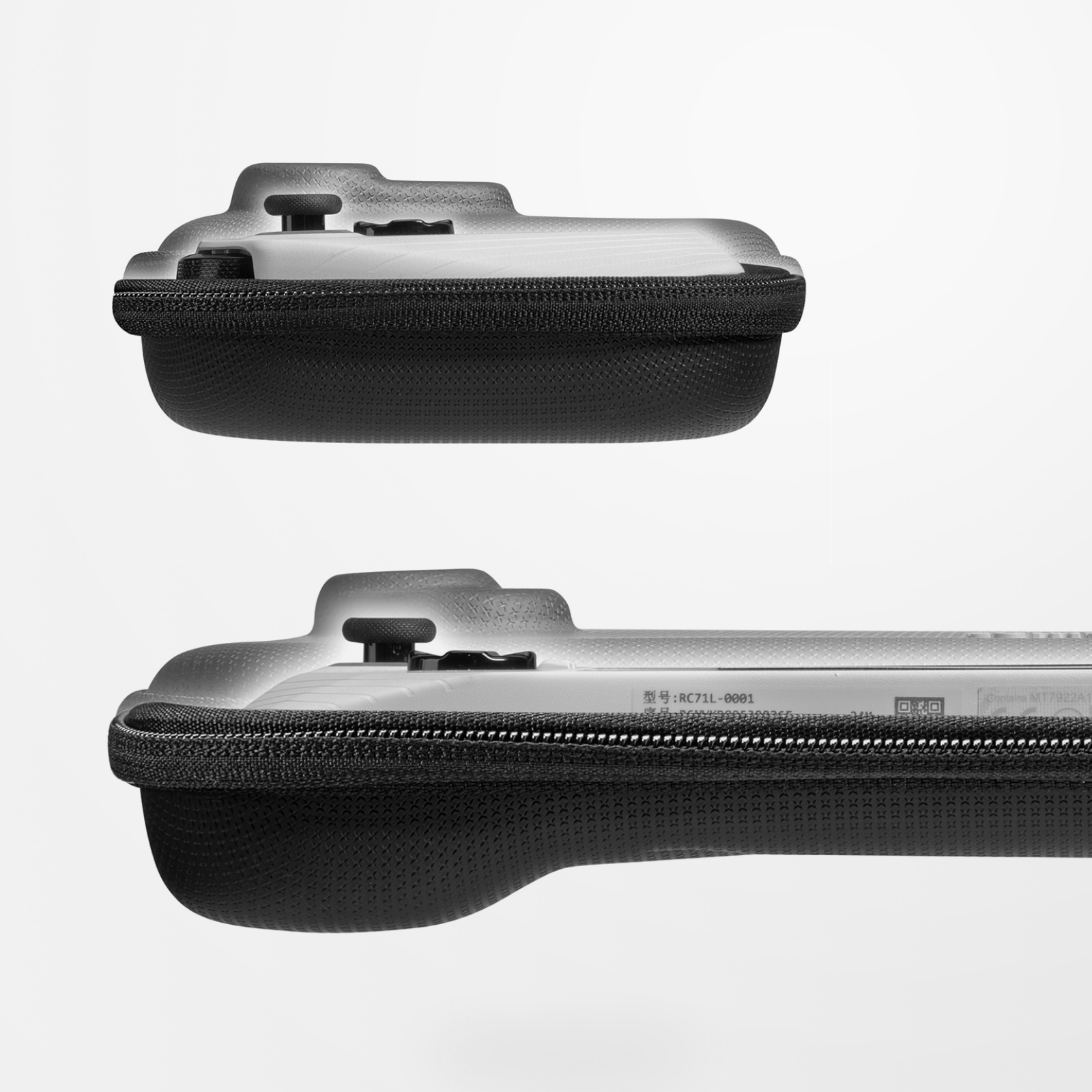 Dwa czarne etui na kontrolery do gier, jedno nad drugim, z zamkami błyskawicznymi. W środku szare kontrolery. Białe tło.