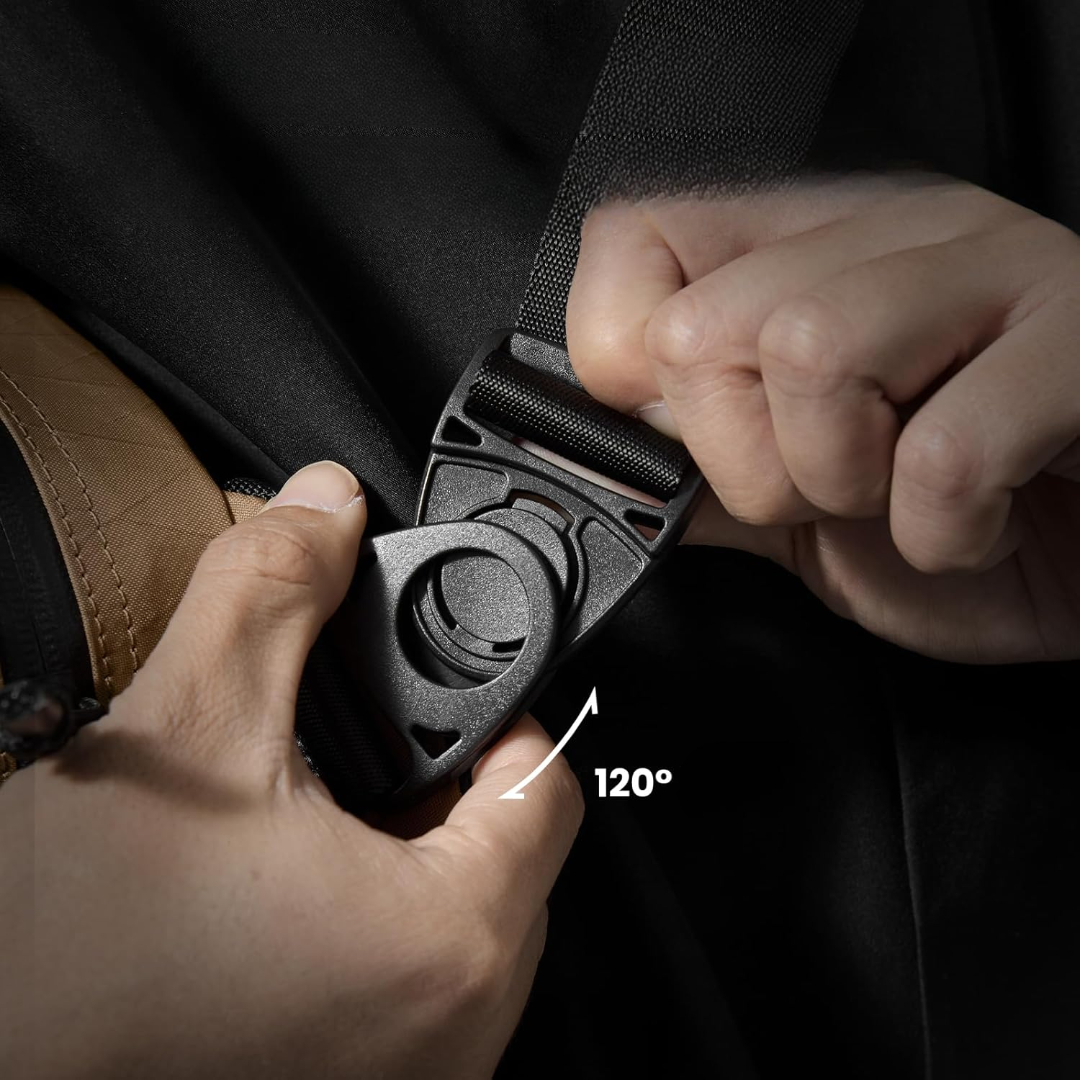 Dłonie regulują czarną klamrę. Widoczny czarny pasek i beżowa torba. Kąt oznaczony jako 120 stopni.