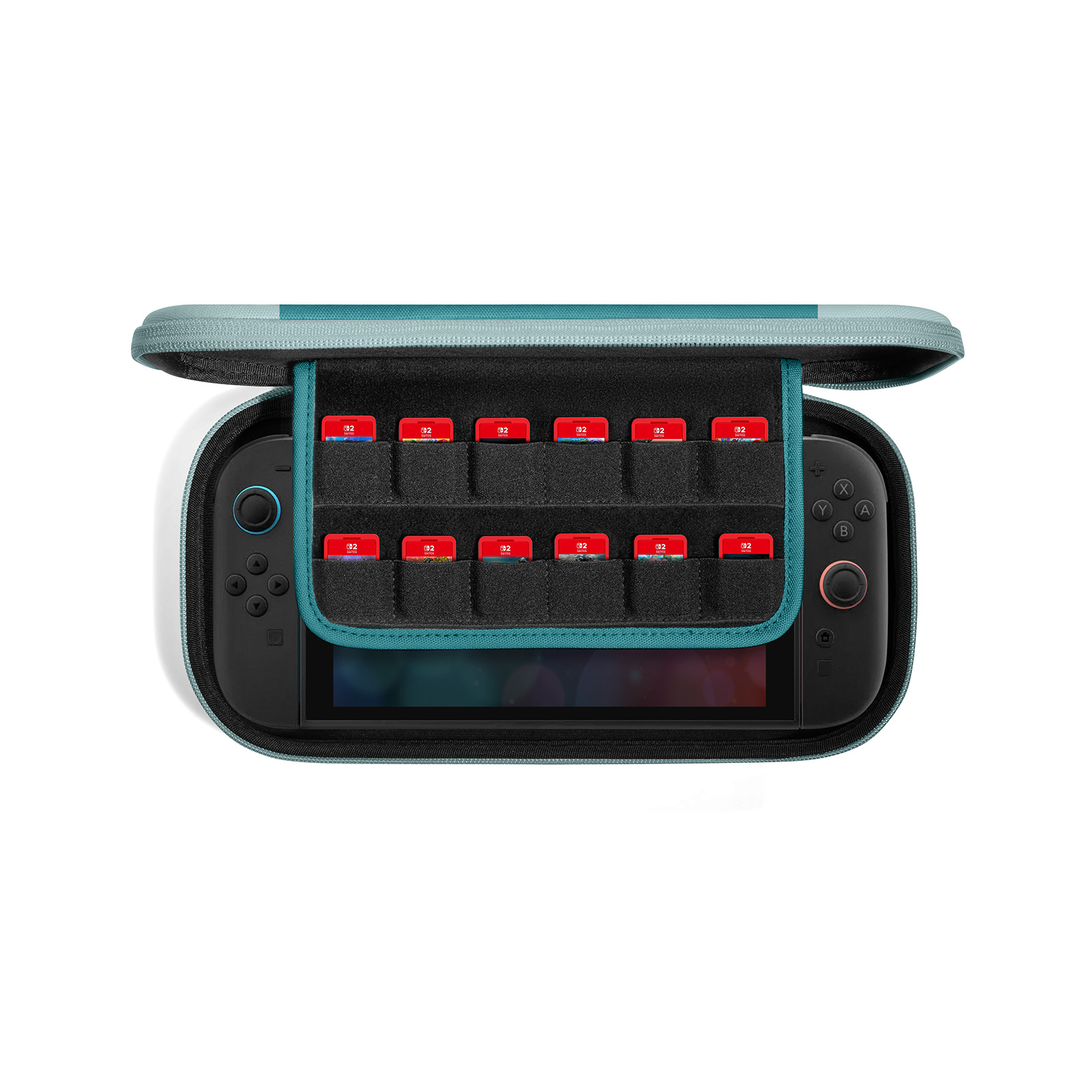 Turkusowe etui mieści czarną konsolę do gier i czerwone kartridże do gier. Etui jest otwarte. Tło jest białe.