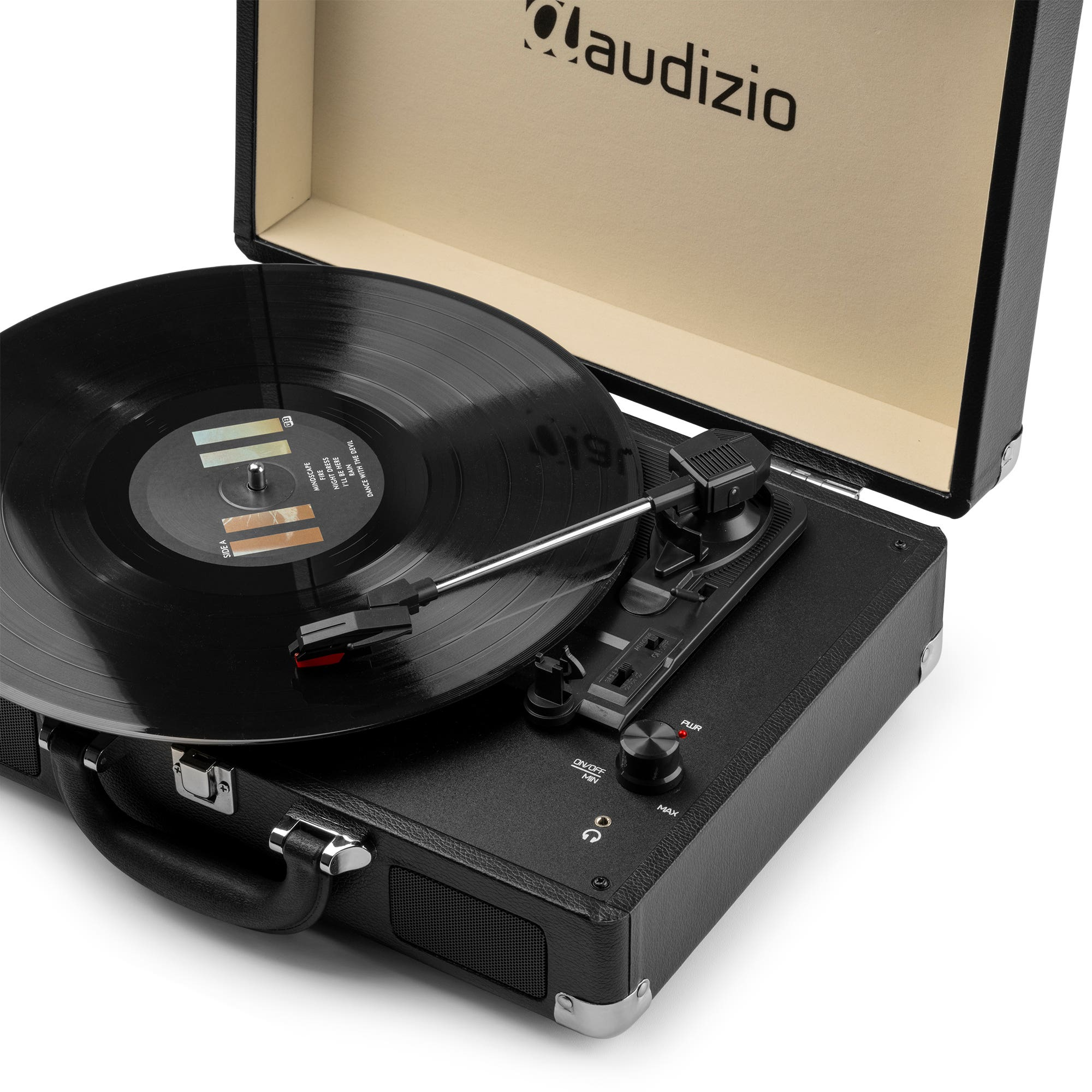 Un disco negro en un tocadiscos negro, dentro de un estuche negro. El estuche está abierto. La marca es audizio.