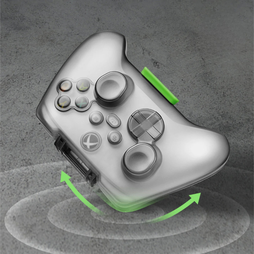 Przezroczysty kontroler do gier z zielonymi akcentami. Unosi się nad szarą powierzchnią z zielonymi strzałkami wskazującymi ruch.