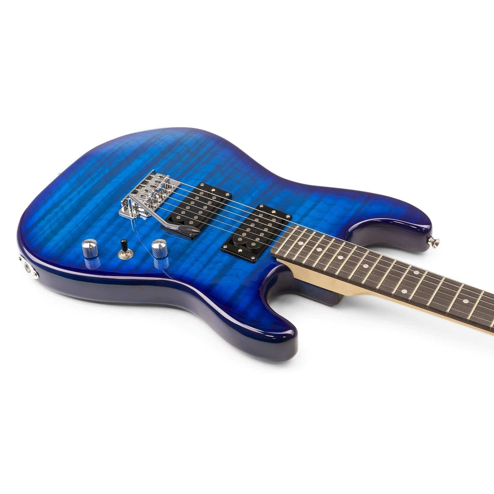 Une guitare électrique bleue sur fond blanc. Elle a un manche en bois avec des frettes et des cordes métalliques et un corps.