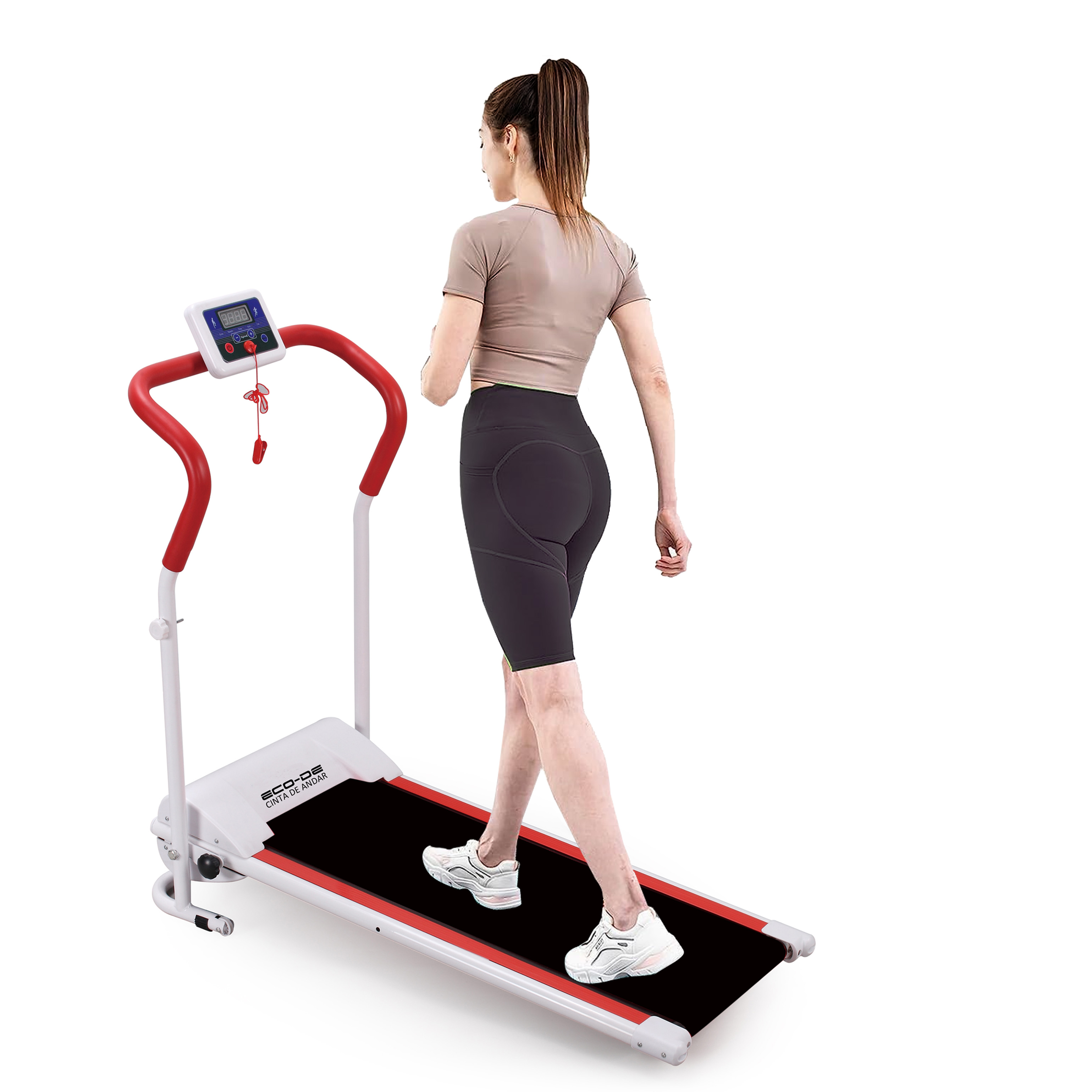 Una mujer camina en una cinta de correr. Es blanco y rojo. Lleva pantalones cortos negros y una camisa marrón. El fondo es blanco.