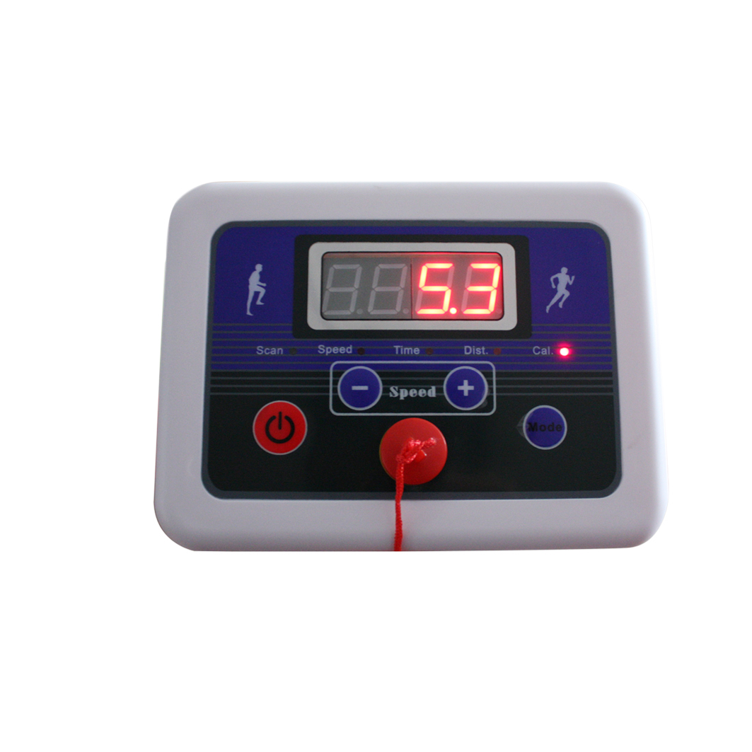 Una consola de cinta de correr muestra '8.5.3' en una pantalla LED roja. Incluye botones de control de velocidad, un botón de encendido y una llave de seguridad.