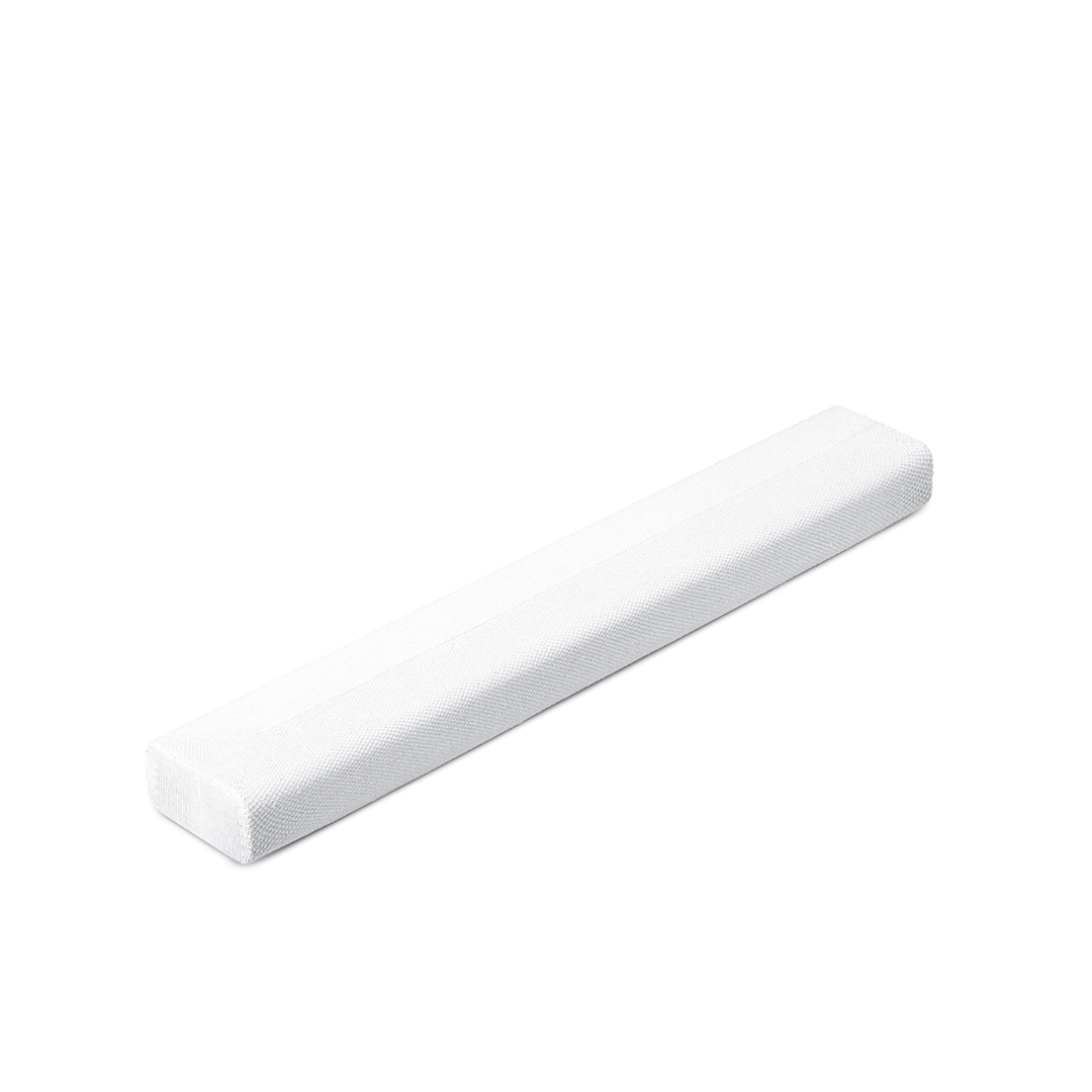 Une barre de son blanche est placée en diagonale sur un fond blanc. La barre de son est rectangulaire avec des coins arrondis et une surface texturée.