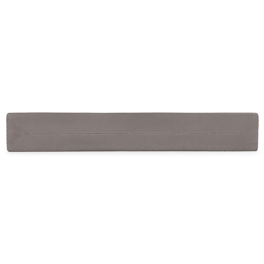 Un objet rectangulaire gris à surface texturée est centré sur un fond blanc. L'objet a un bord légèrement incliné.