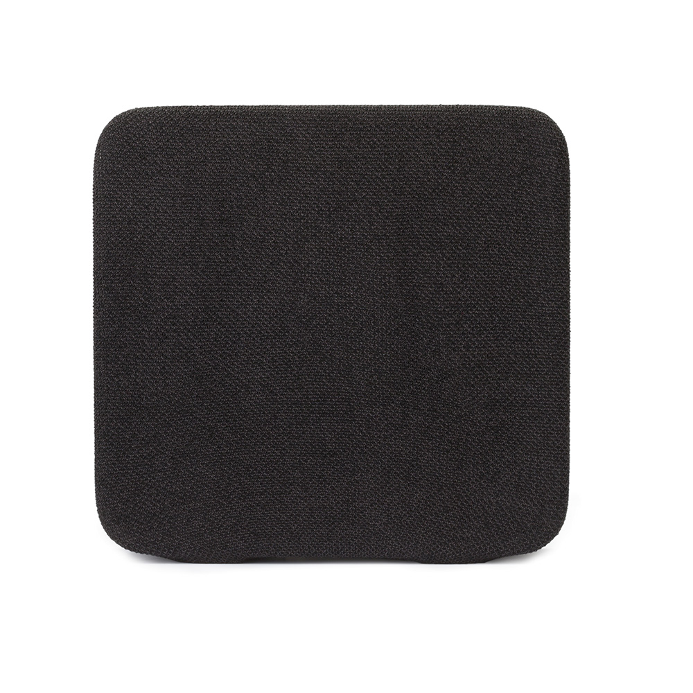 Un objet carré noir aux coins arrondis est centré sur un fond blanc. L'objet a une surface texturée.