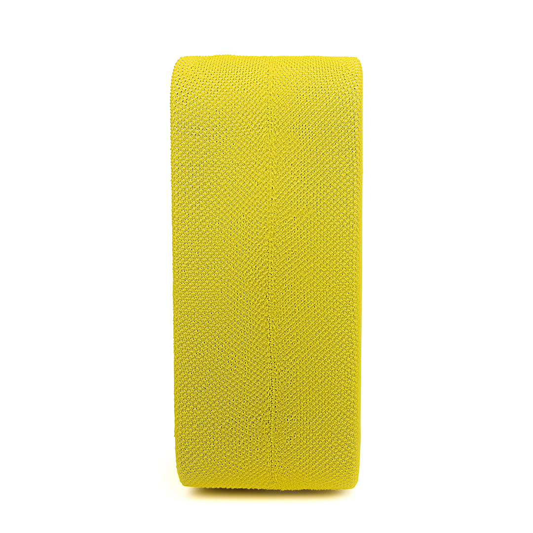 Un rouleau vertical de tissu jaune sur fond blanc. Le tissu a un aspect texturé et tissé.