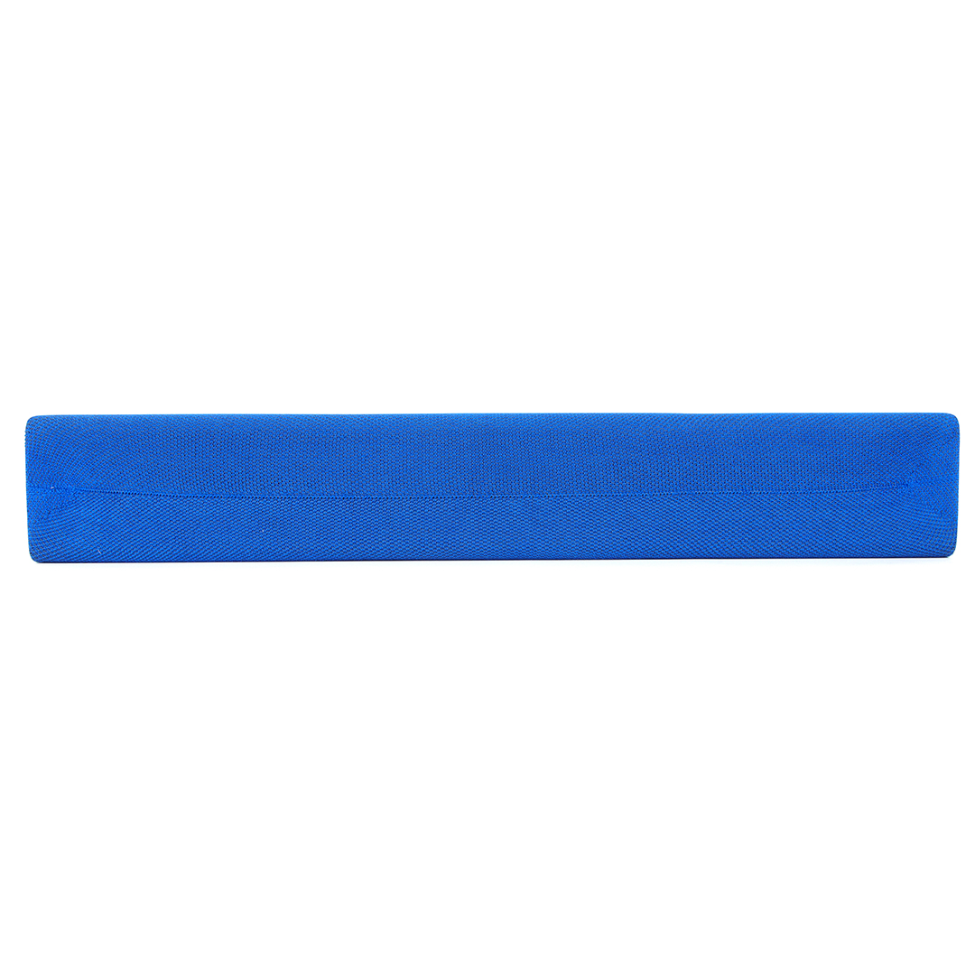 Un objet rectangulaire en tissu bleu. Le fond est blanc.