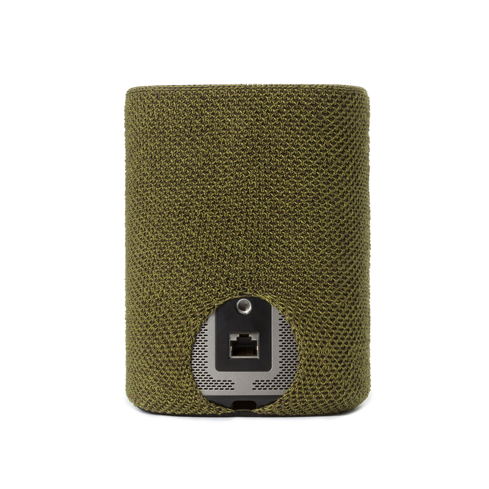 Un haut-parleur vert olive enveloppé dans un tissu tricoté. Il possède un port à l'arrière pour un câble Ethernet.