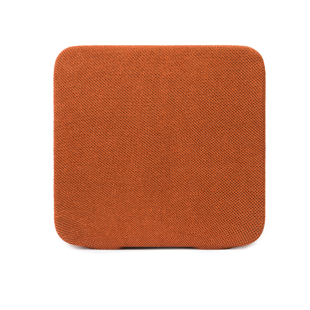 Un coussin carré orange aux coins arrondis, sur fond blanc. La texture est un motif tissé.