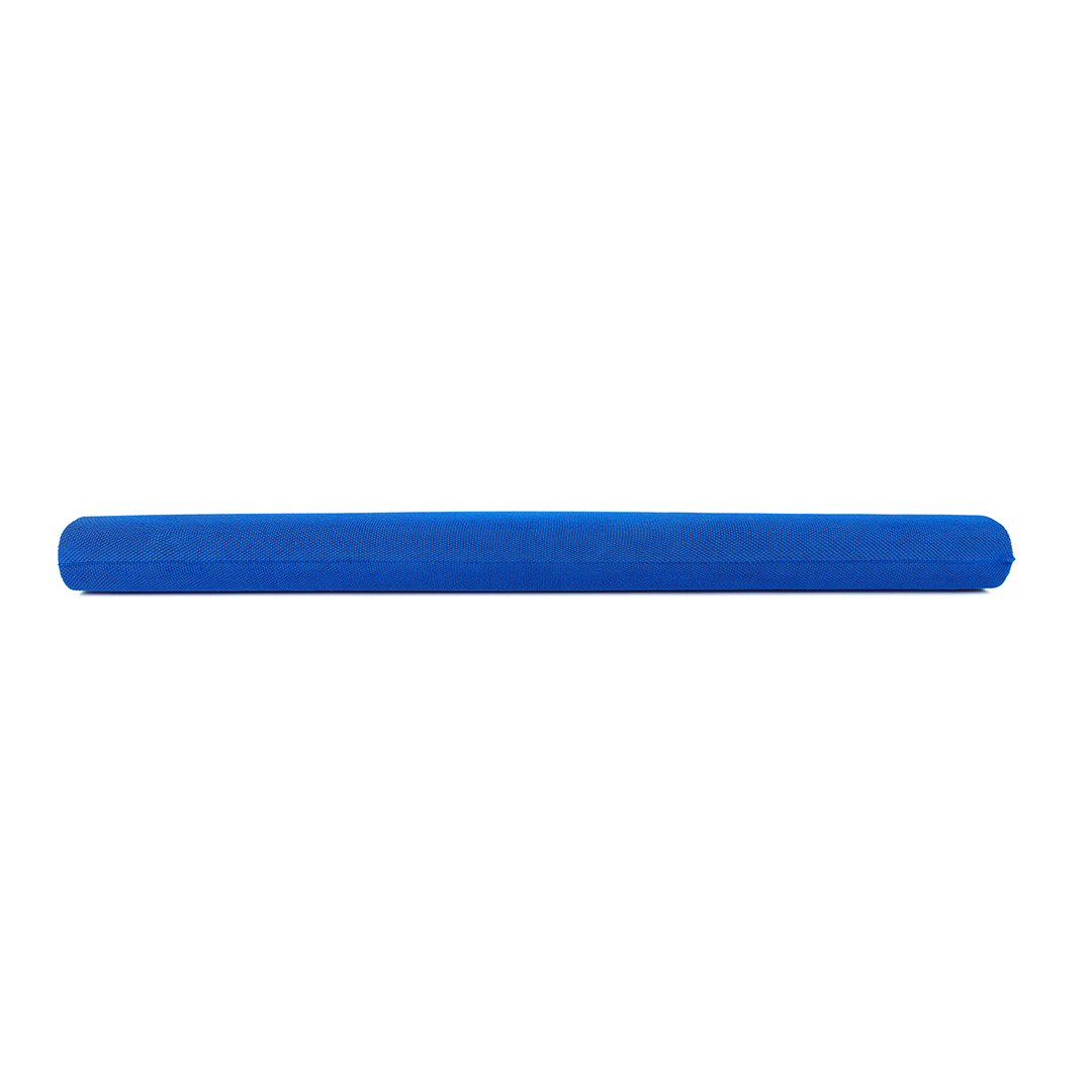 Een lang, blauw, cilindrisch object ligt horizontaal op een witte achtergrond. Het object lijkt van stof te zijn.